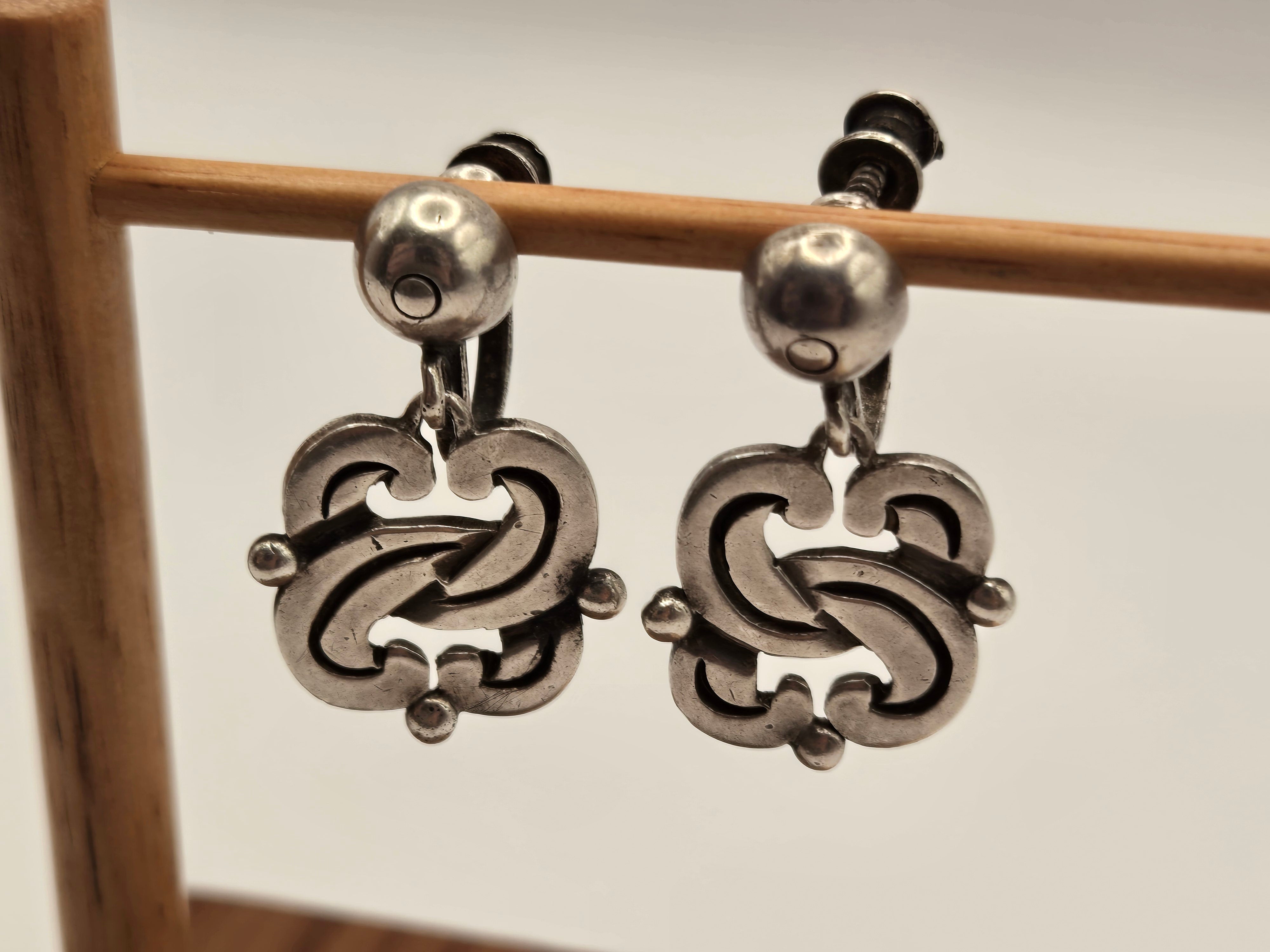 Bellissimo paio di orecchini a vite con design a mezzaluna intrecciata. Semplice ed elegante, l'hardware di questi orecchini è ancora in ottime condizioni con un'usura minima dovuta al normale utilizzo. Misura circa 1