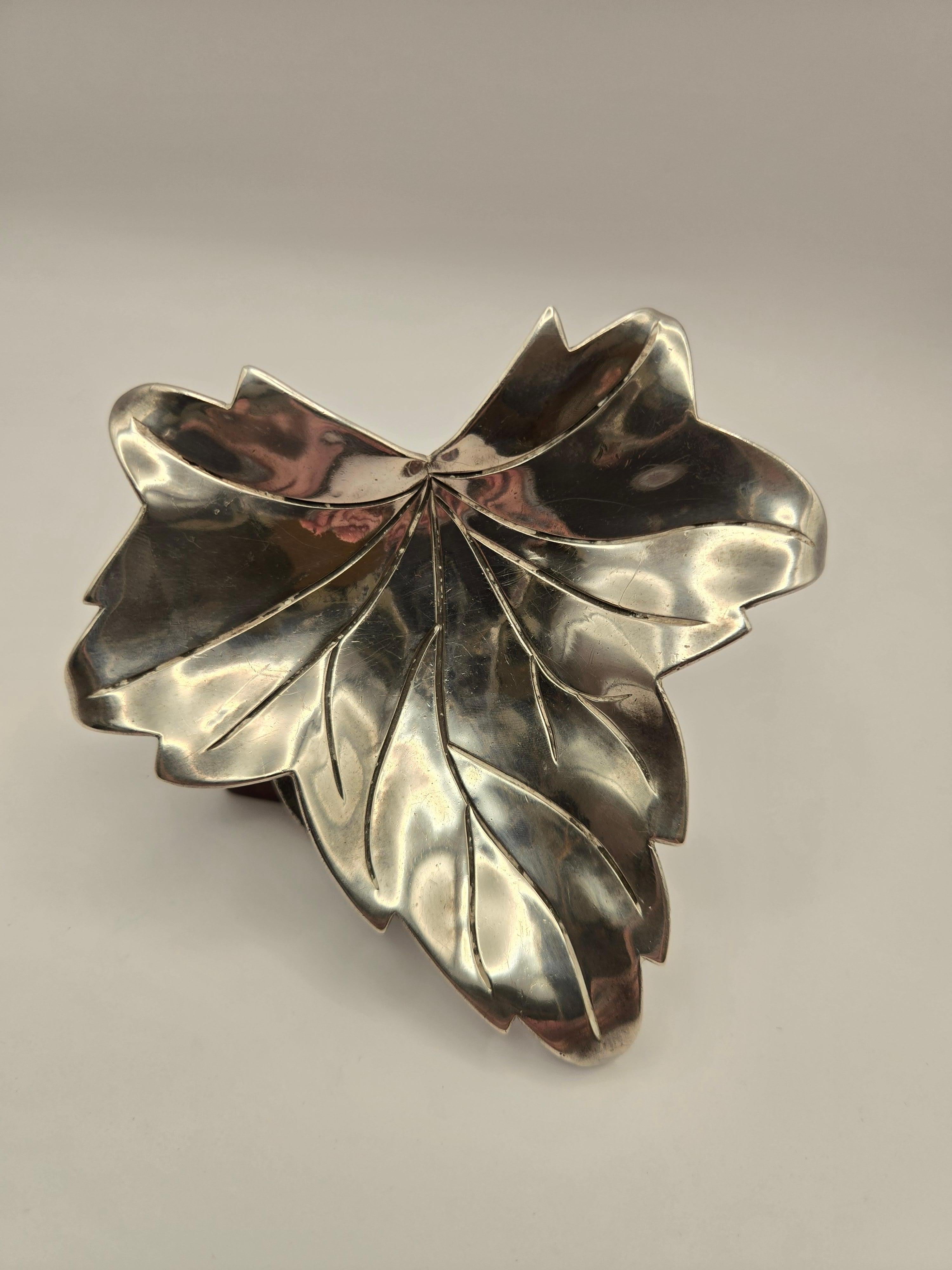 Piatto a forma di foglia in argento sterling Hector Aguilar

Questo bellissimo piatto in argento sterling misura 4,5 pollici di lunghezza e 4,5 pollici di altezza. Il suo gambo si avvolge sotto di sé per creare una base e si erge per 1 pollice di