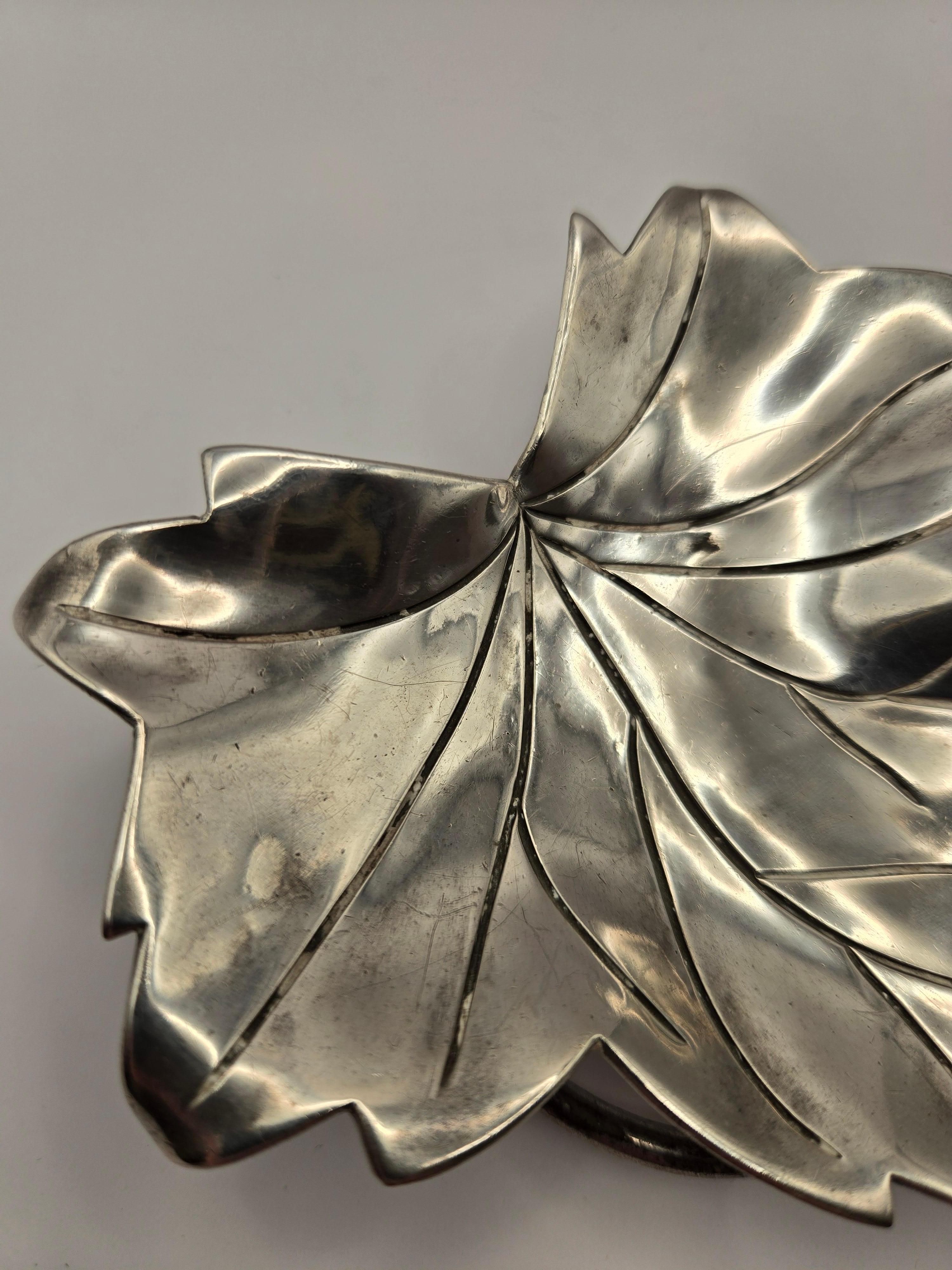 Piatto a forma di foglia in argento sterling Hector Aguilar In condizioni buone in vendita a Point Richmond, CA