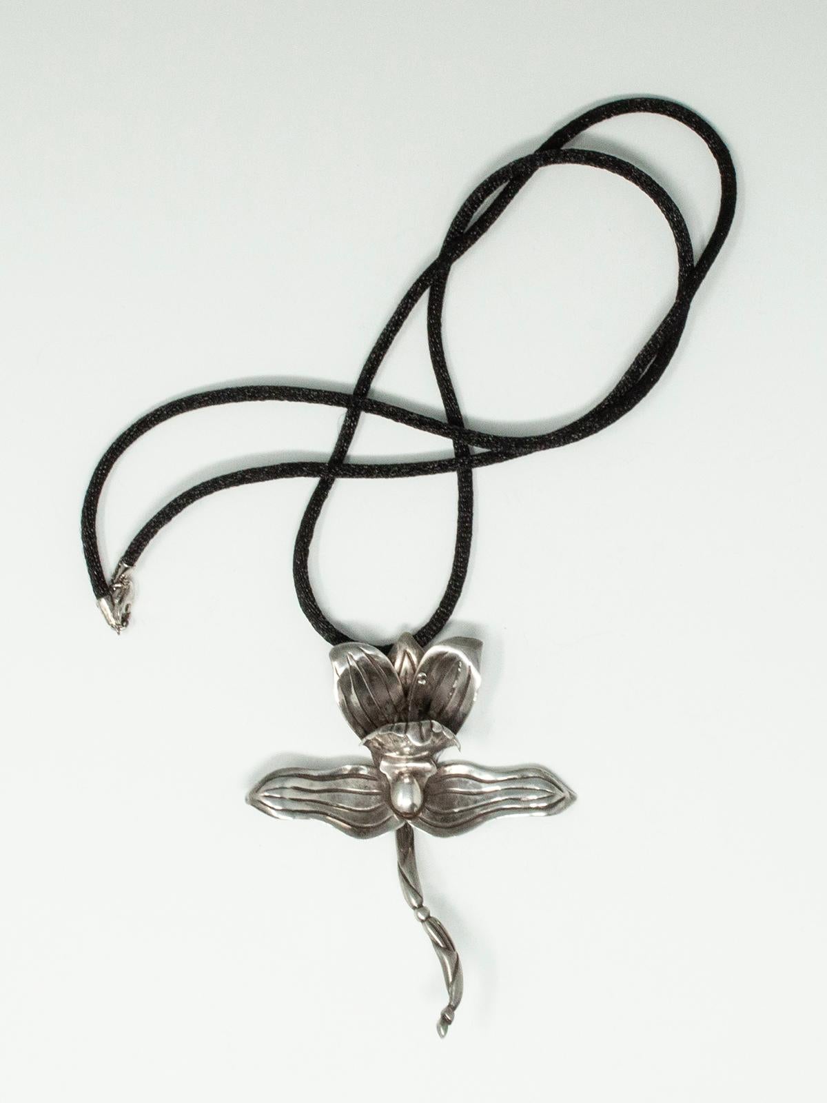 Hector Aguilar Sterling Silver Orchid Pendant with Cord en Bueno estado para la venta en Point Richmond, CA