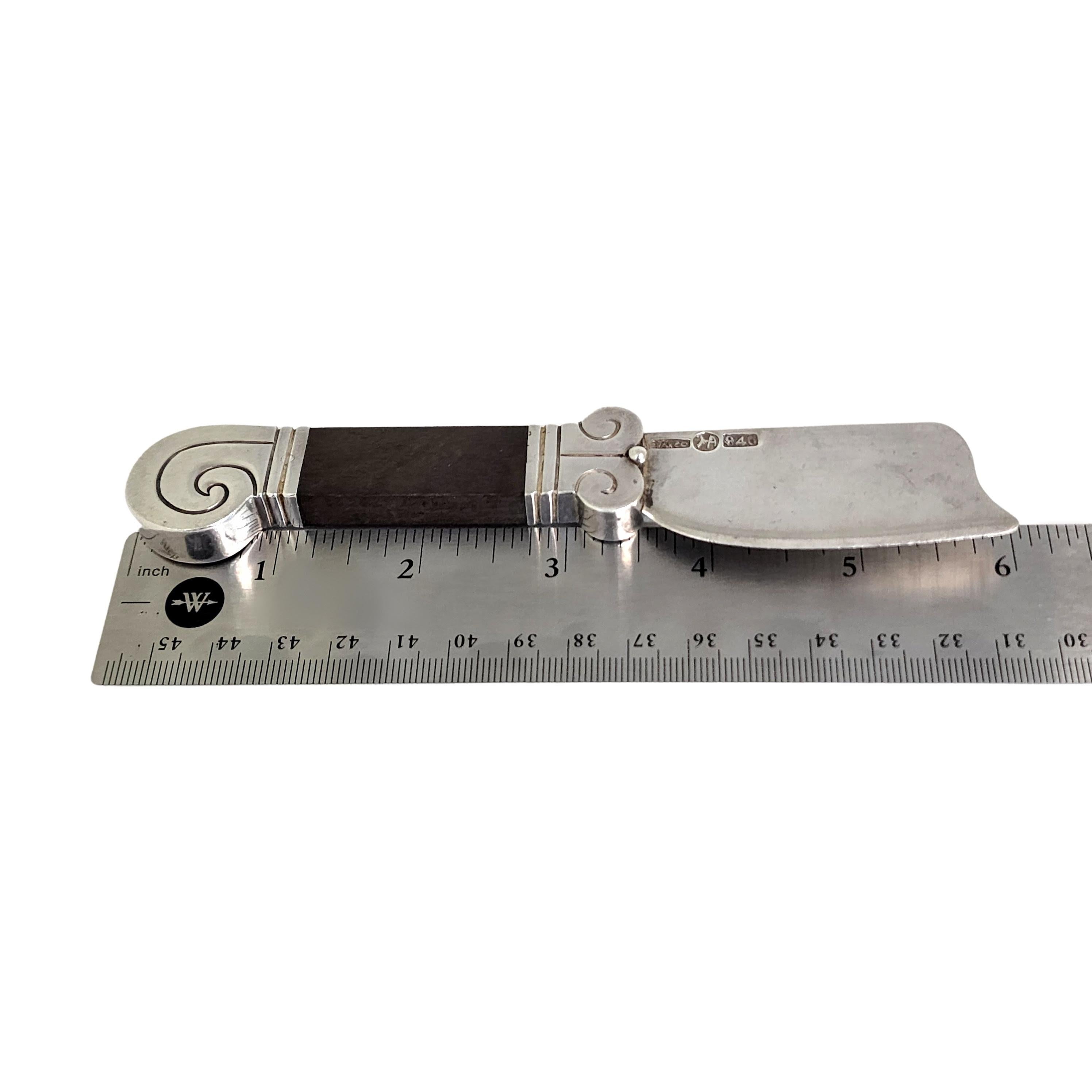 Cuchillo para queso de plata de ley y palisandro de Hector Aguilar de Taxco Mexico.

El cotizado orfebre de Taxco Hector Aguilar diseñó este tenedor de cóctel con motivos aztecas, líneas sencillas y remolinos, y mango de palisandro. Data de