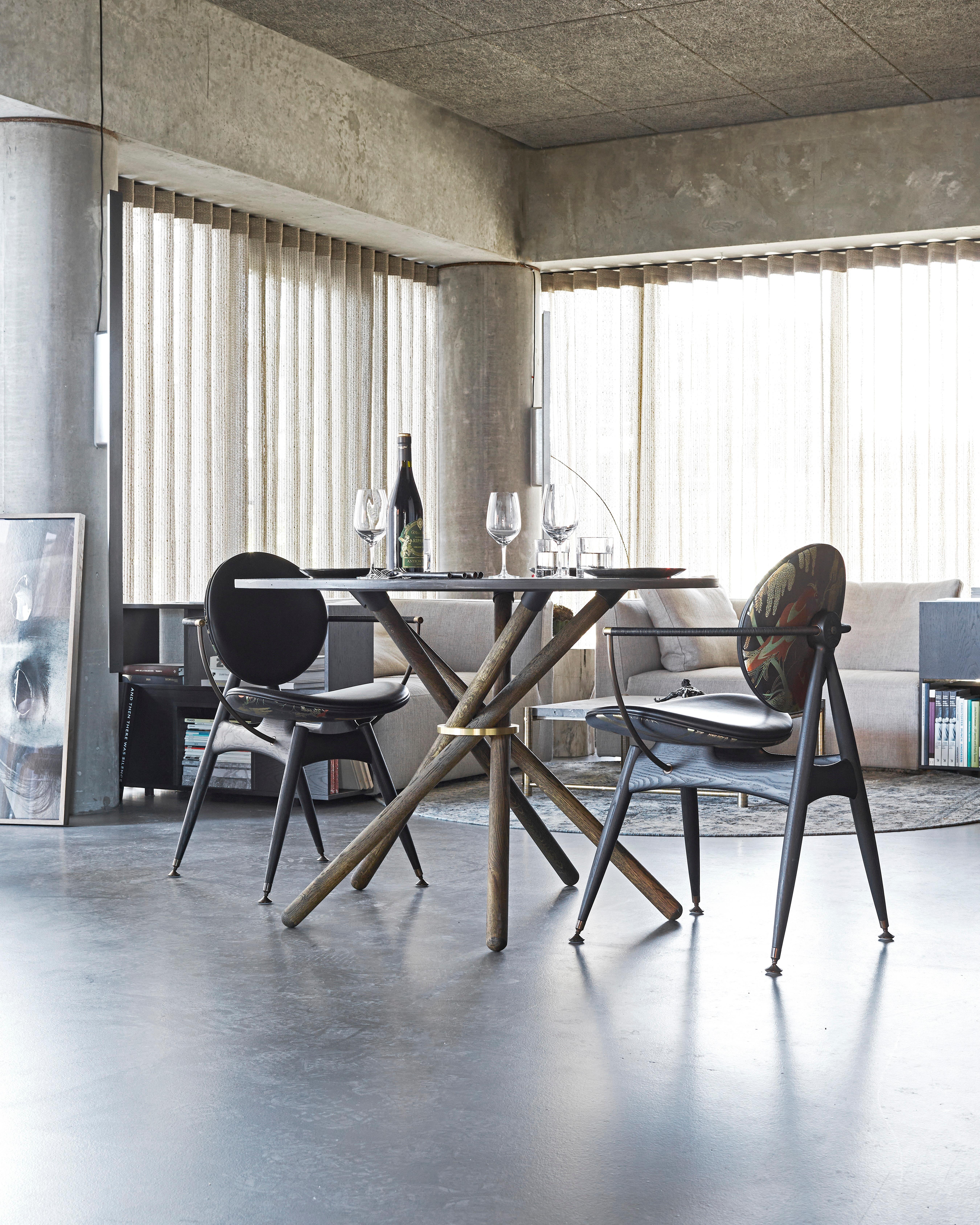 Tavolo da pranzo Hector con piano in cemento e gambe in Oak scuro 105 di Eberhart Furniture in vendita 3