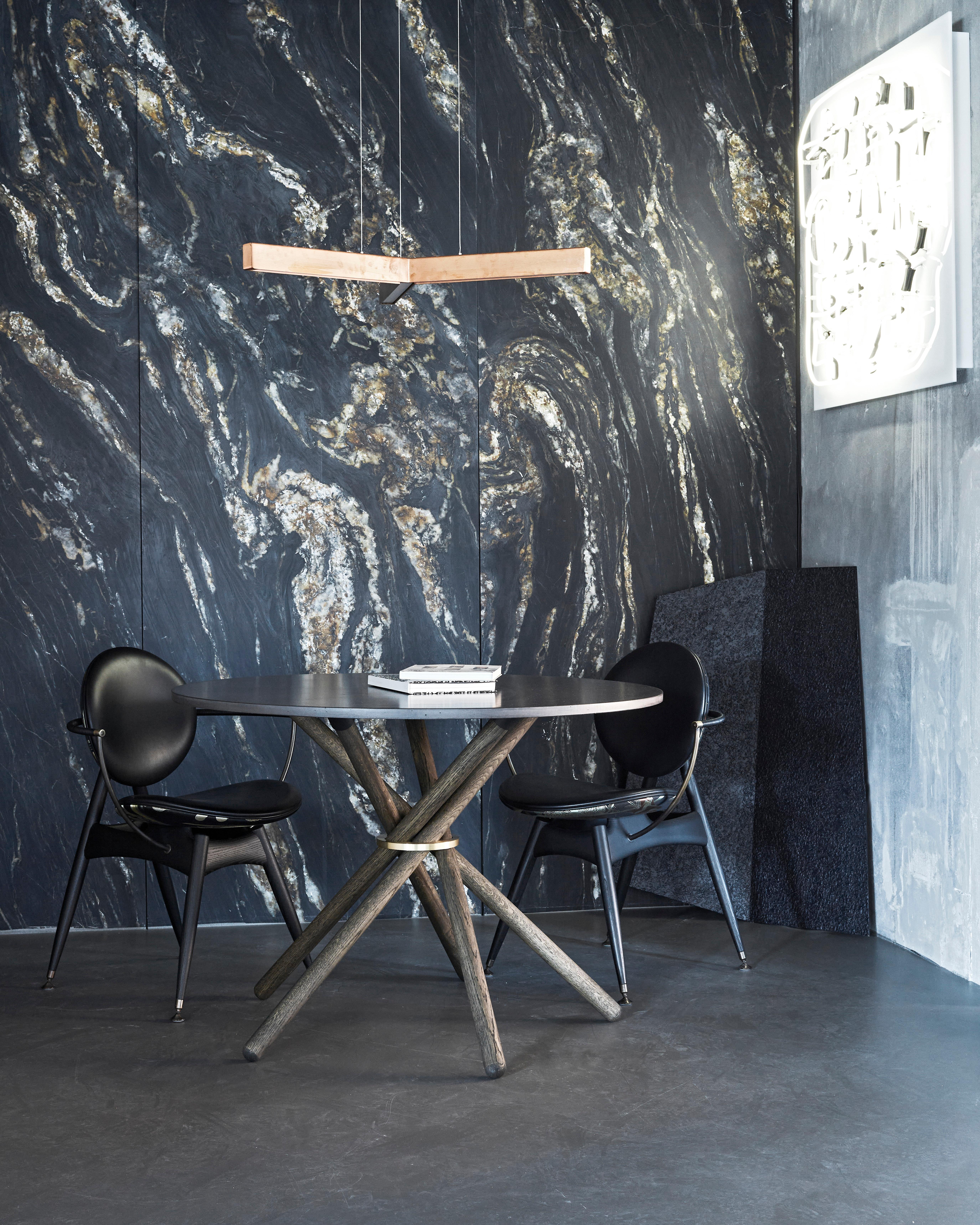 Tavolo da pranzo Hector con piano in cemento e gambe in Oak scuro 105 di Eberhart Furniture in vendita 4