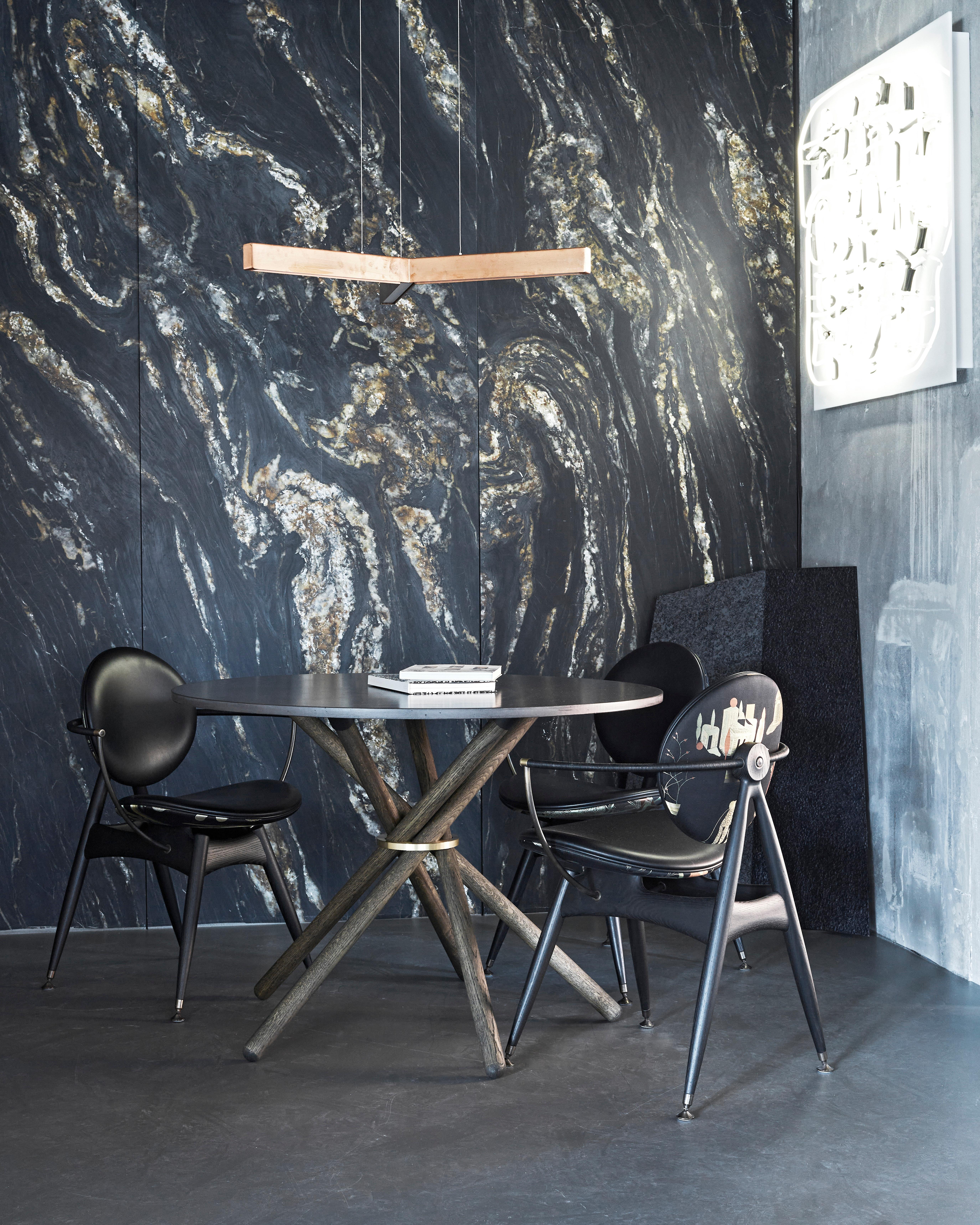 Tavolo da pranzo Hector con piano in cemento e gambe in Oak scuro 105 di Eberhart Furniture in vendita 5