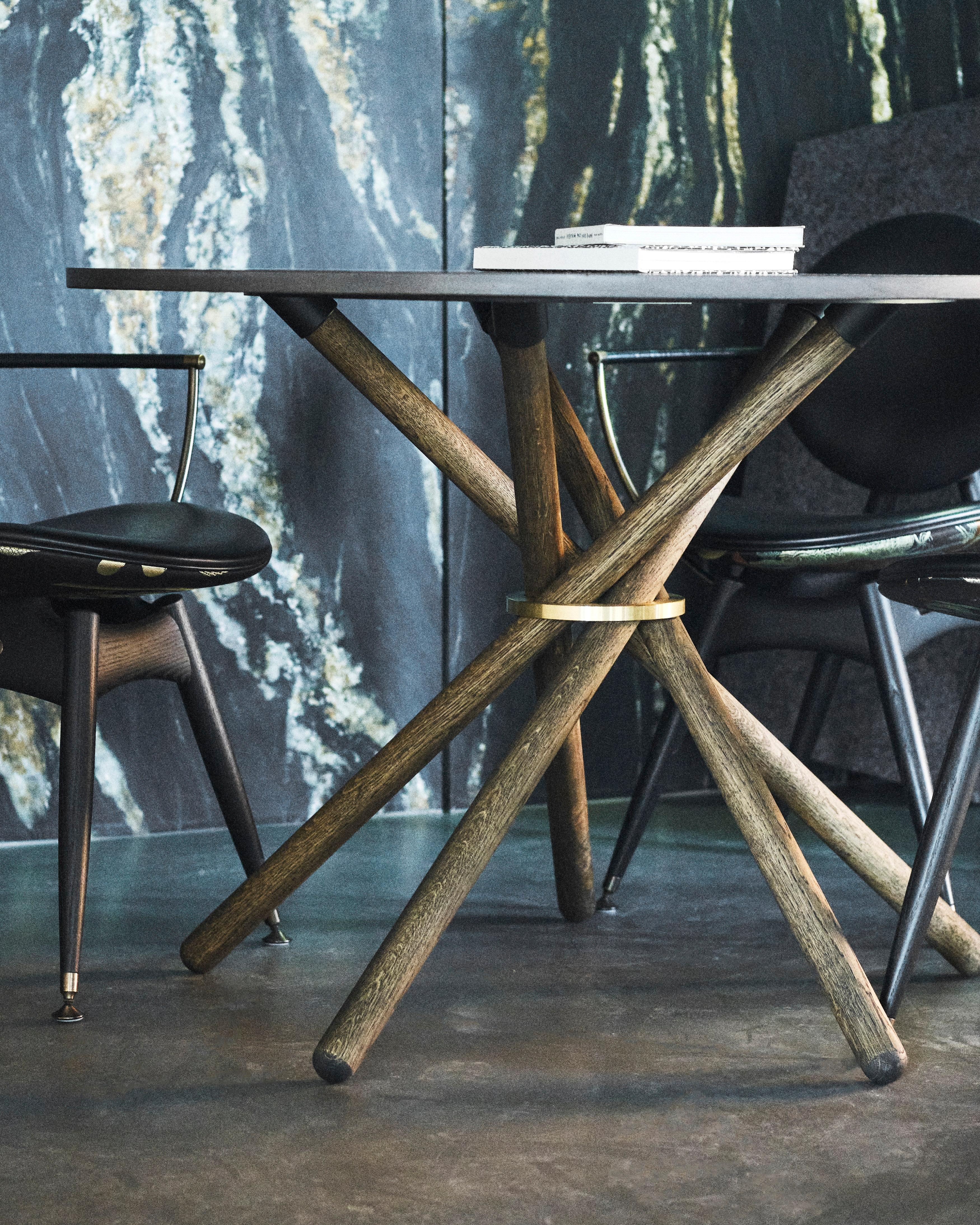 Tavolo da pranzo Hector con piano in cemento e gambe in Oak scuro 105 di Eberhart Furniture in vendita 6