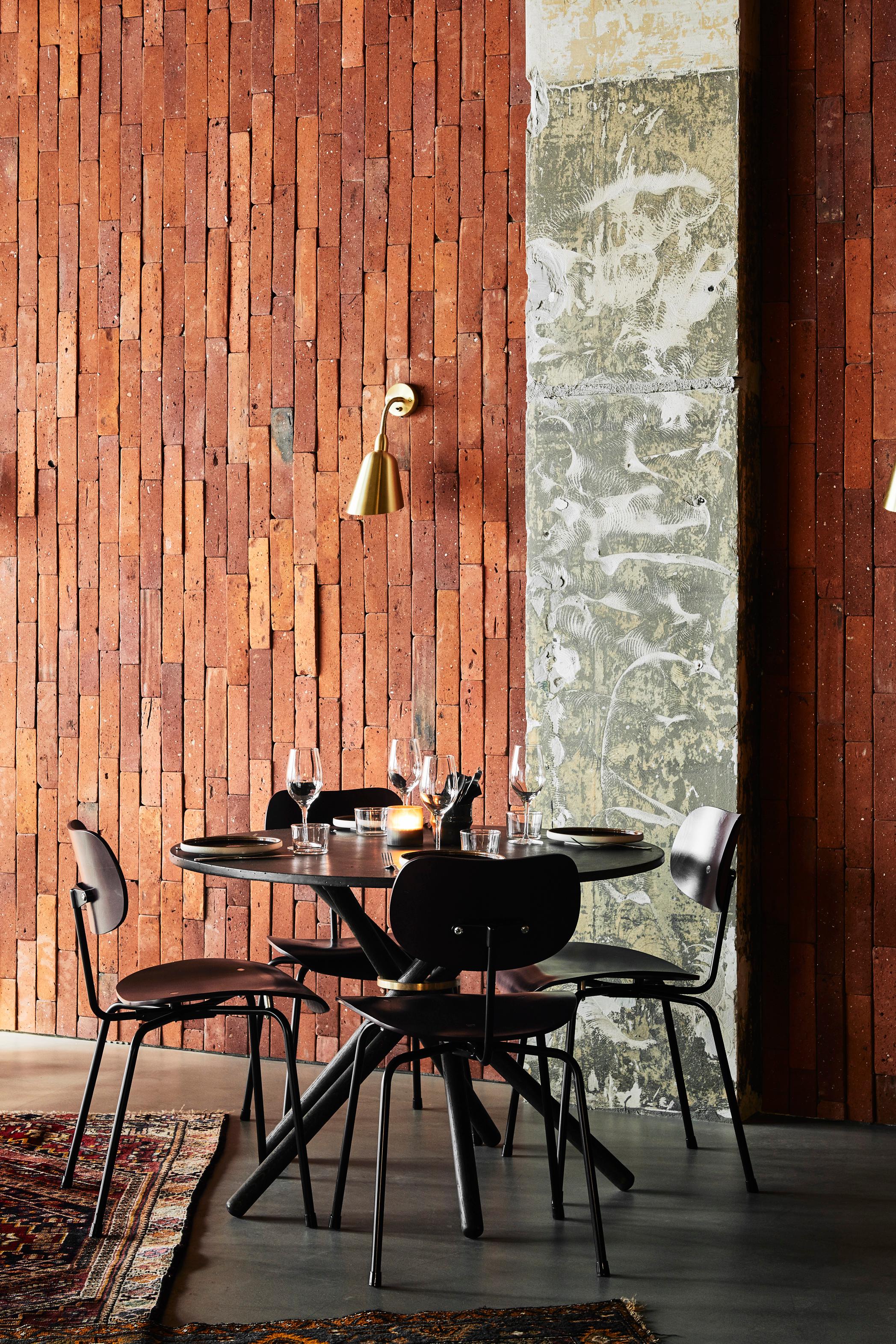 Moderno Tavolo da pranzo Hector con piano in cemento e gambe in Oak scuro 105 di Eberhart Furniture in vendita