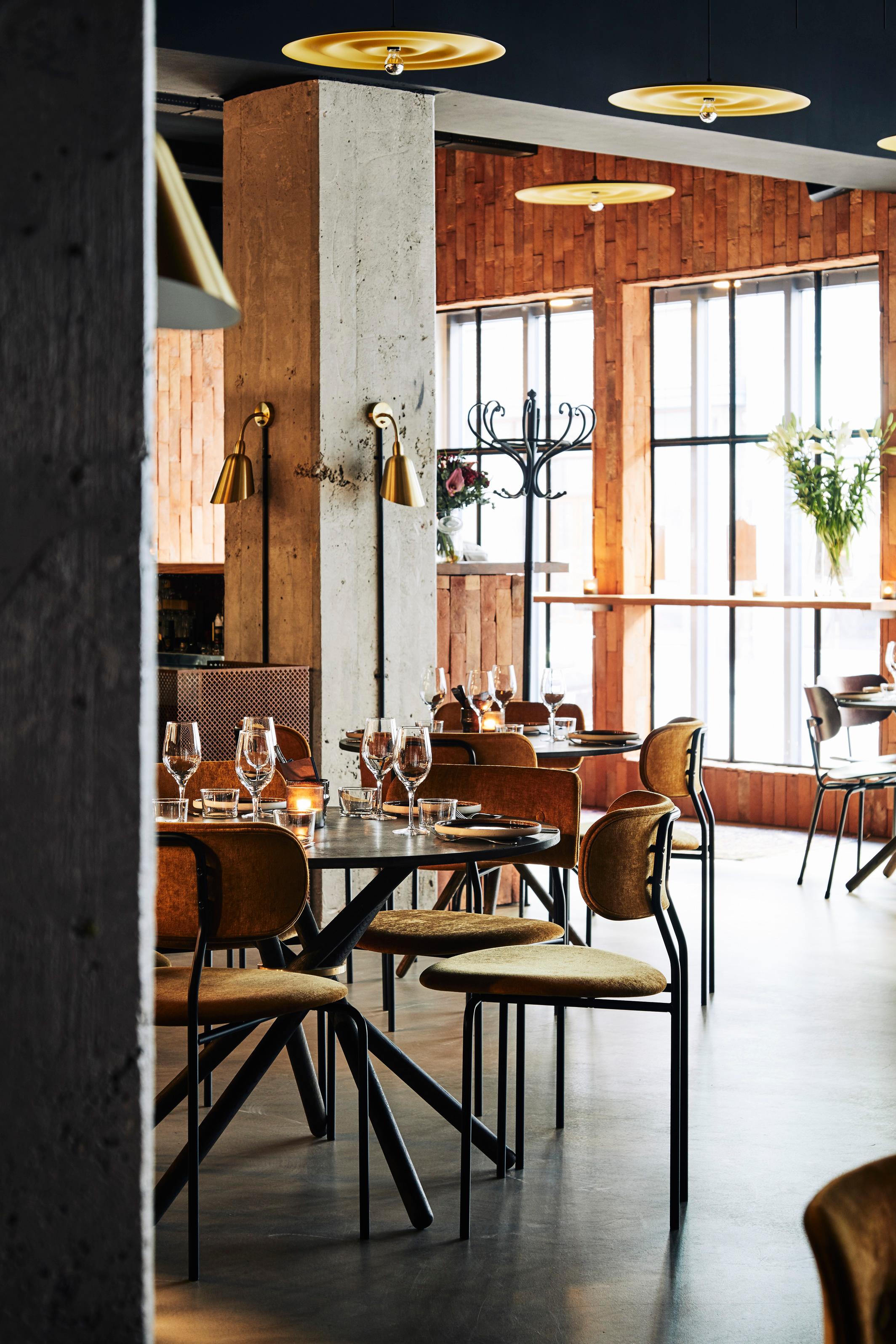 Danese Tavolo da pranzo Hector con piano in cemento e gambe in Oak scuro 105 di Eberhart Furniture in vendita