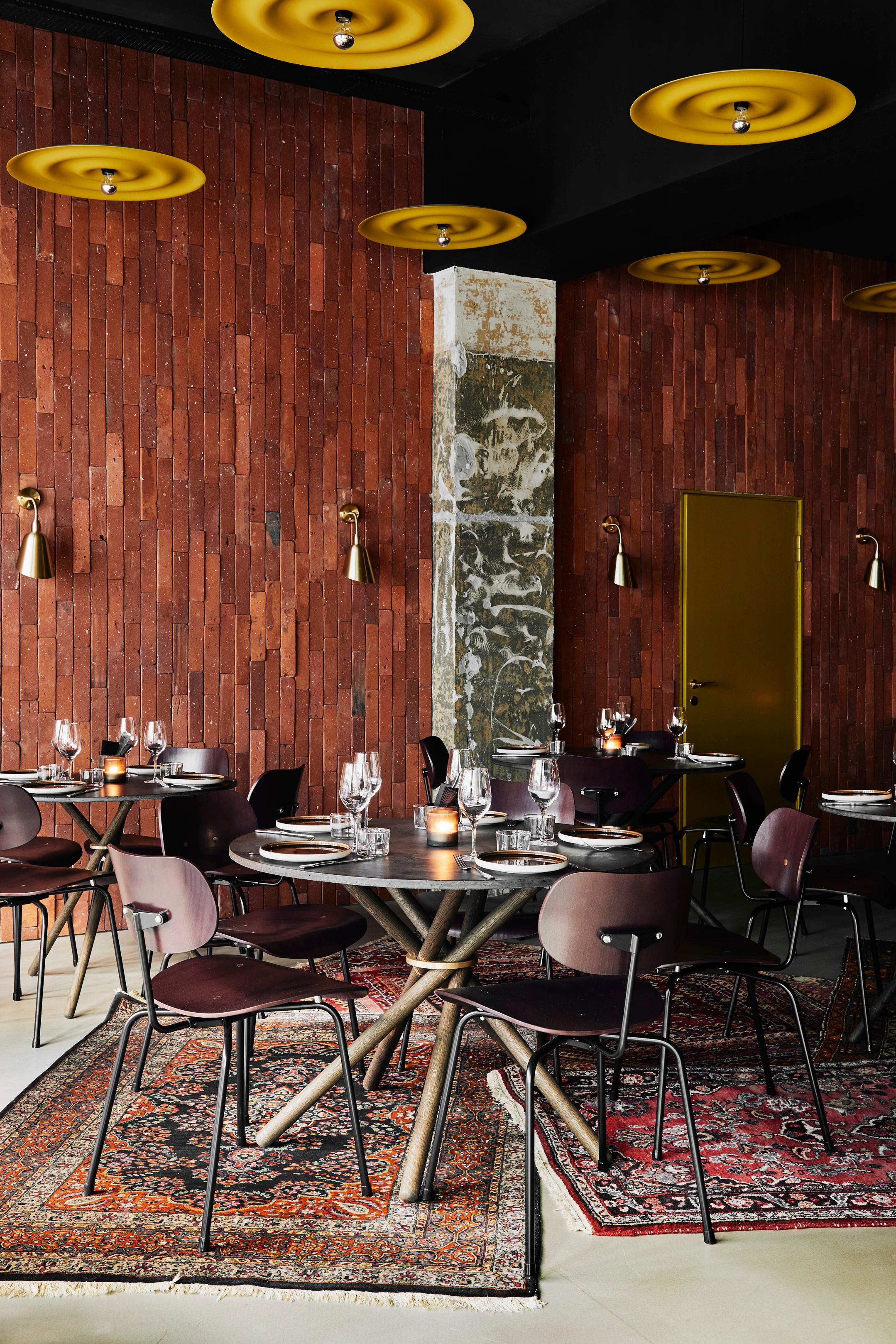 Tavolo da pranzo Hector con piano in cemento e gambe in Oak scuro 105 di Eberhart Furniture In condizioni Nuovo in vendita a Geneve, CH