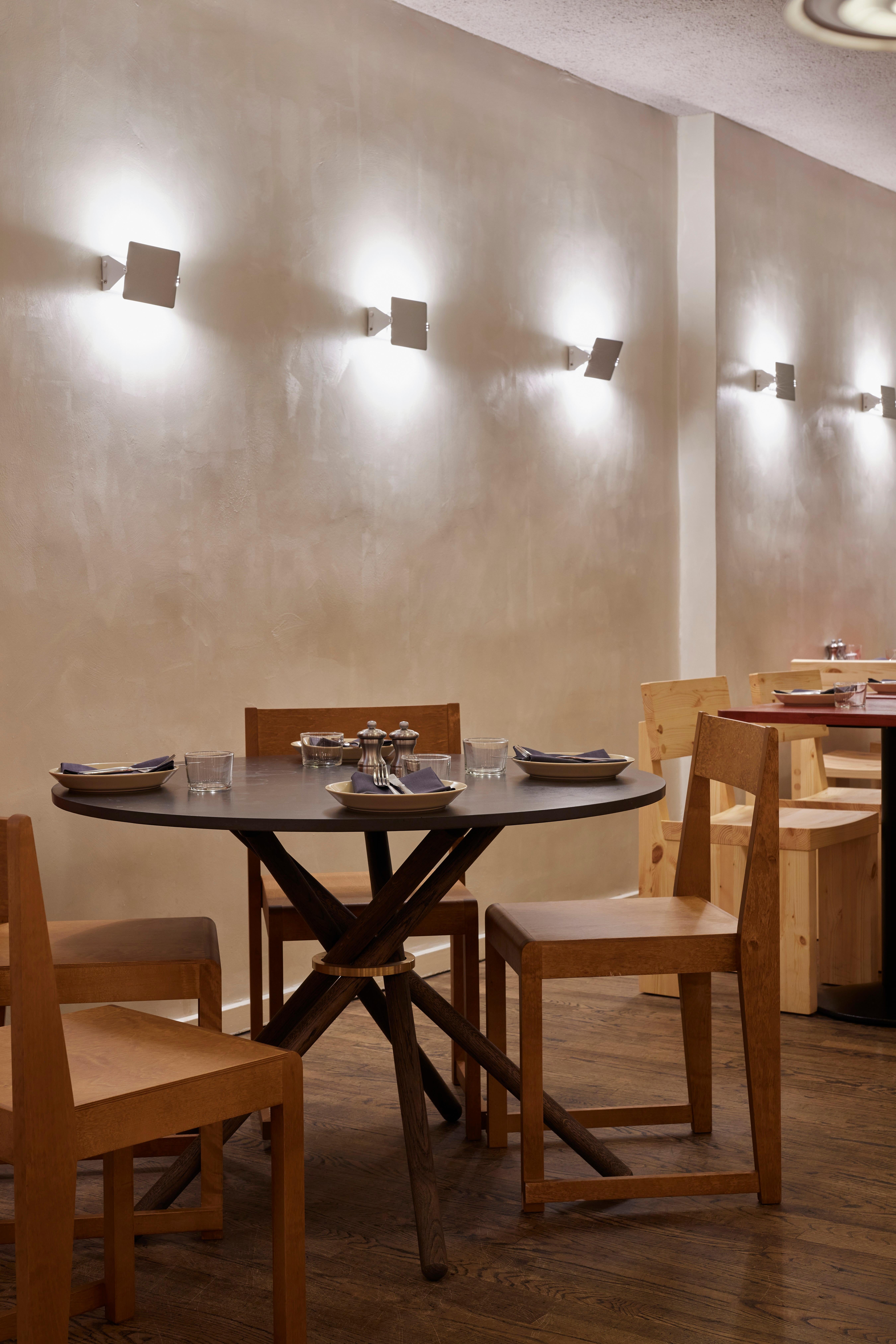 Metallo Tavolo da pranzo Hector con piano in cemento e gambe in Oak scuro 105 di Eberhart Furniture in vendita