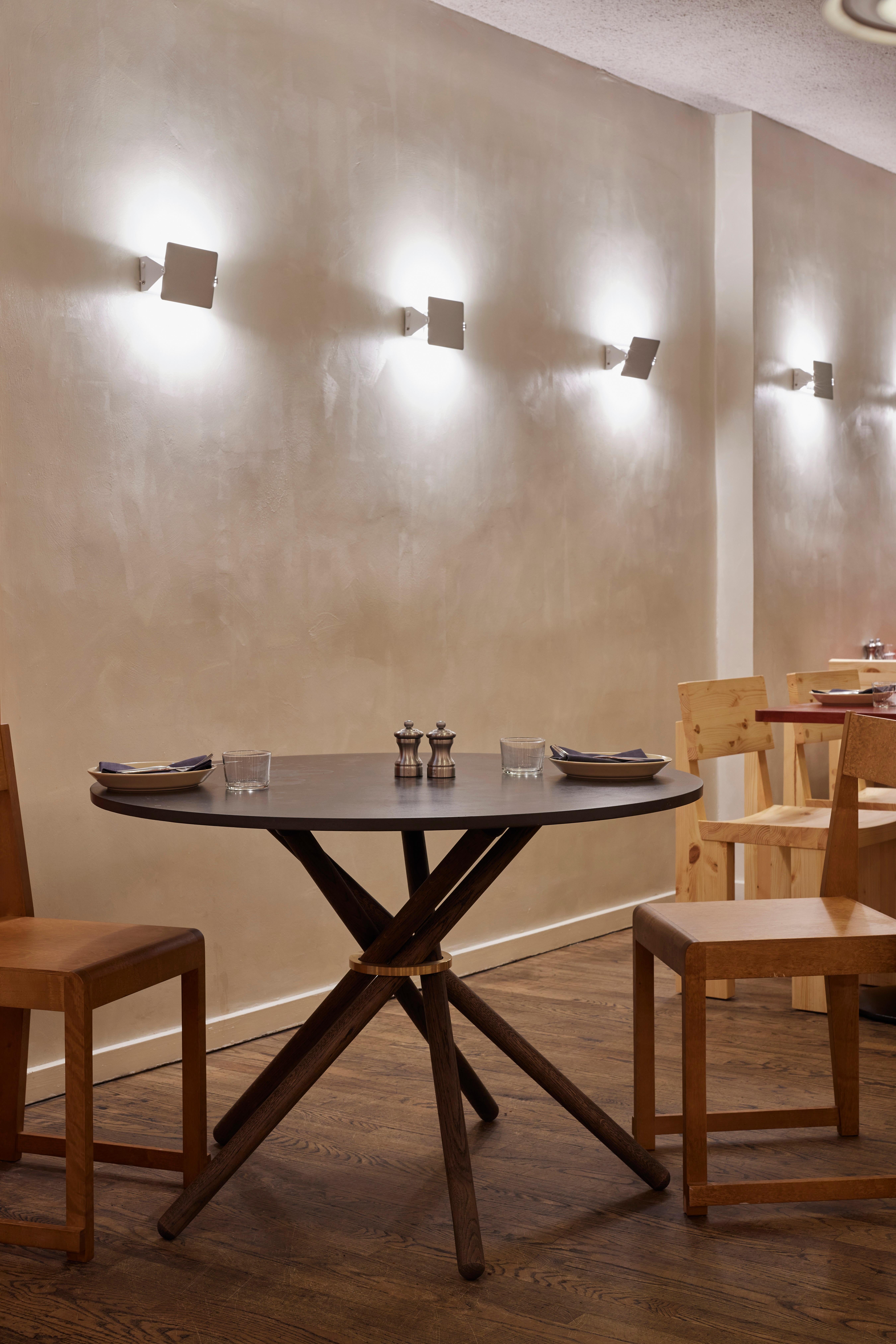 Tavolo da pranzo Hector con piano in cemento e gambe in Oak scuro 105 di Eberhart Furniture in vendita 1