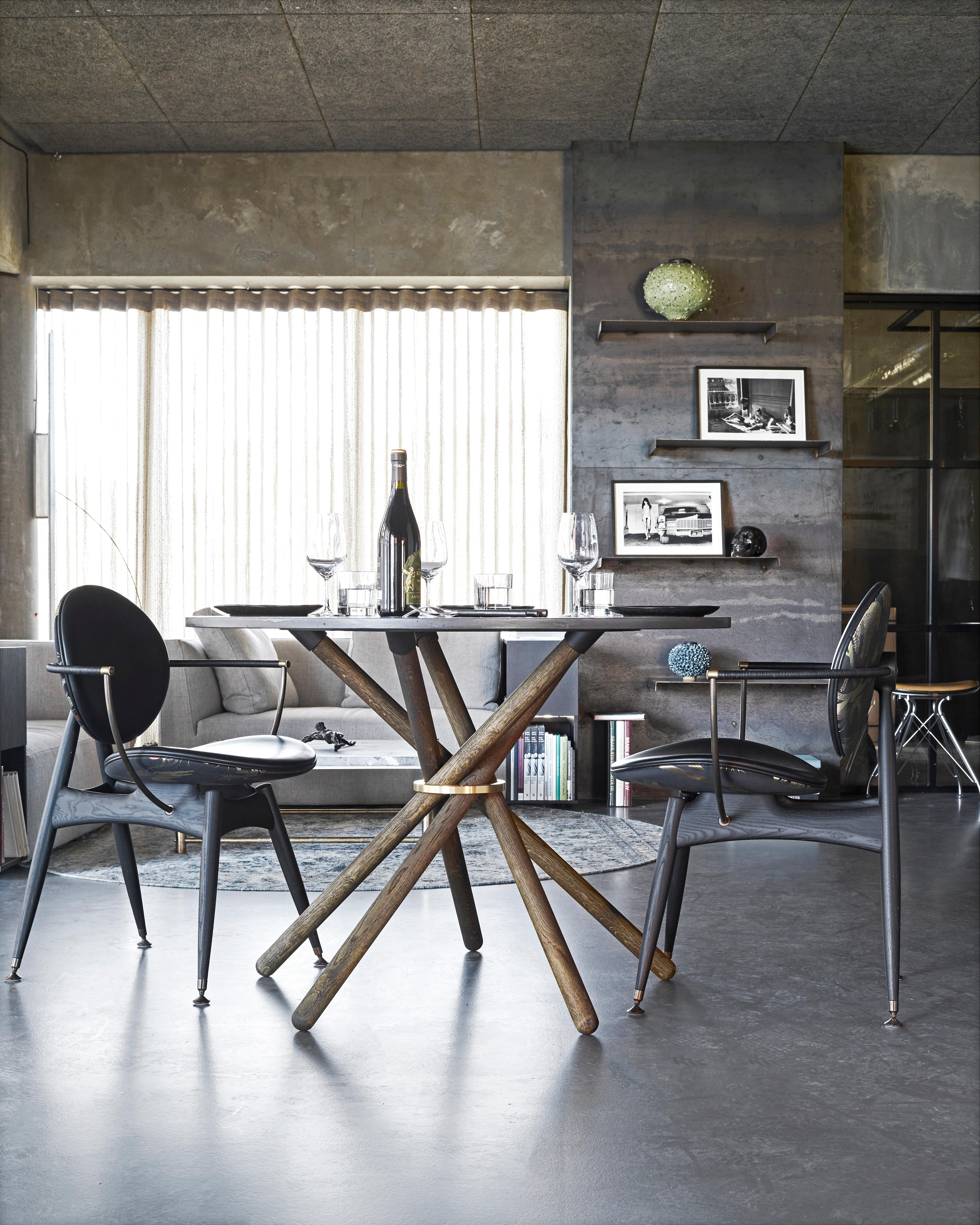 Tavolo da pranzo Hector con piano in cemento e gambe in Oak scuro 105 di Eberhart Furniture in vendita 2