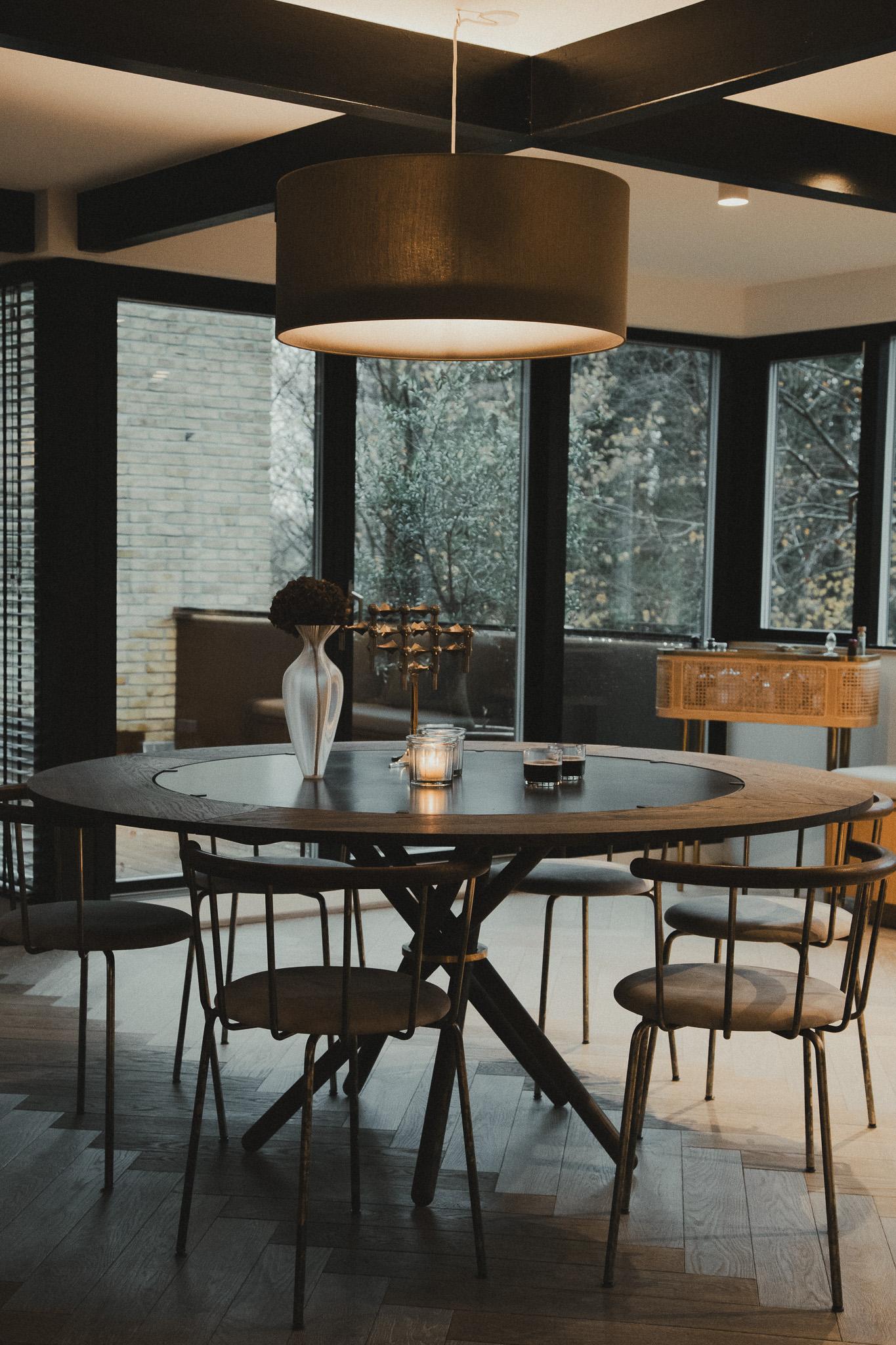 XXIe siècle et contemporain Hector Concrete Top and Dark Oak Legs Dining Table 120 by Eberhart Furniture en vente