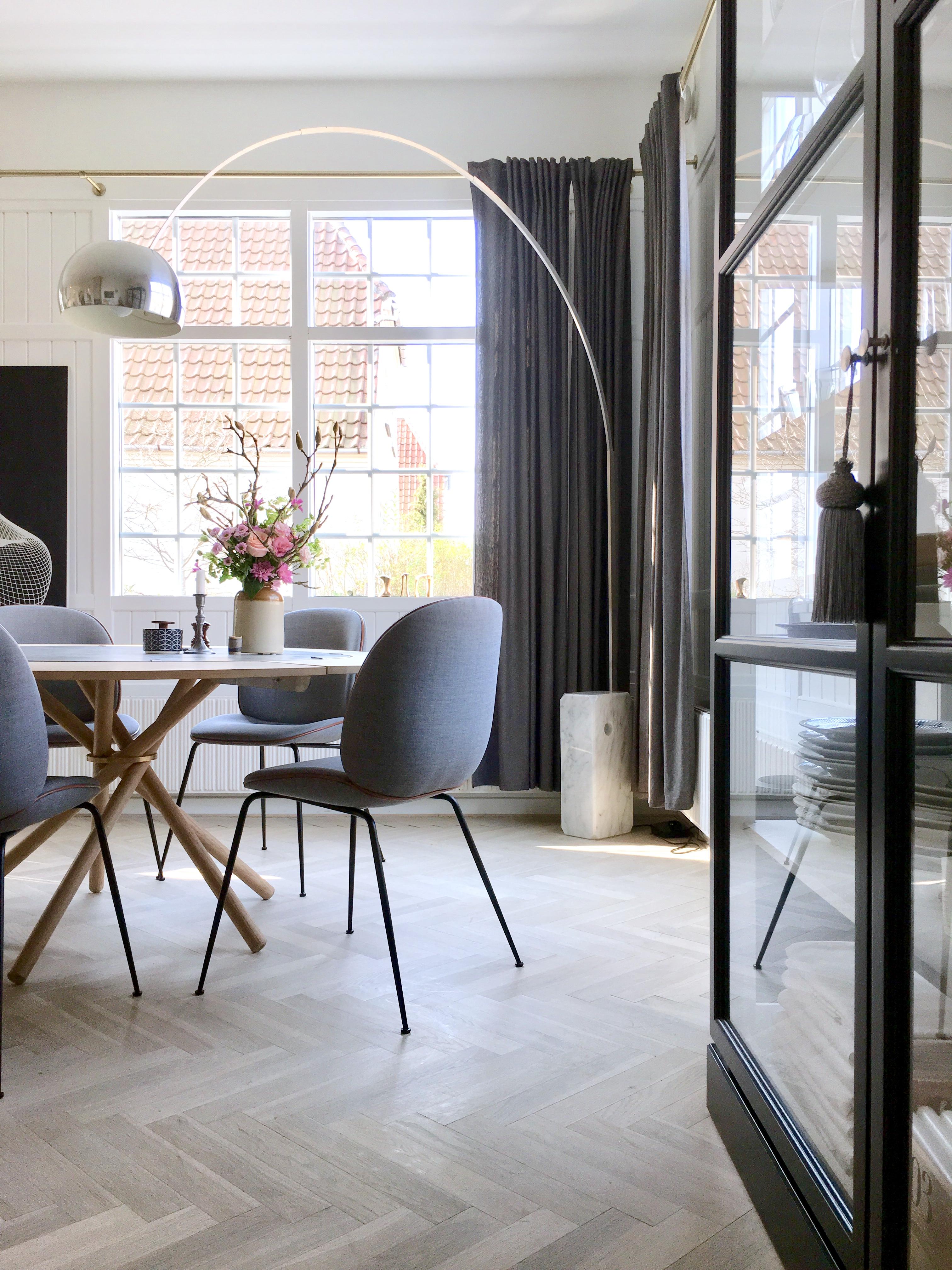 Hector Concrete Top and Light Oak Legs Dining Table 105 by Eberhart Furniture en vente 6