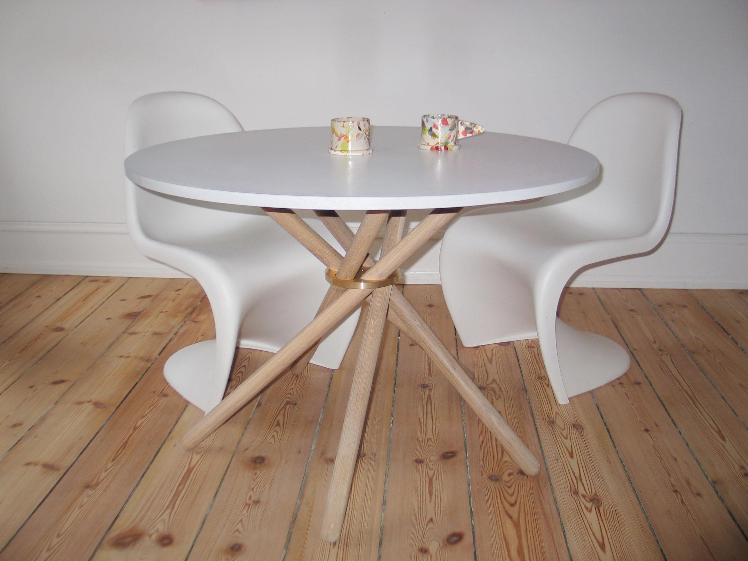 XXIe siècle et contemporain Hector Concrete Top and Light Oak Legs Dining Table 105 by Eberhart Furniture en vente