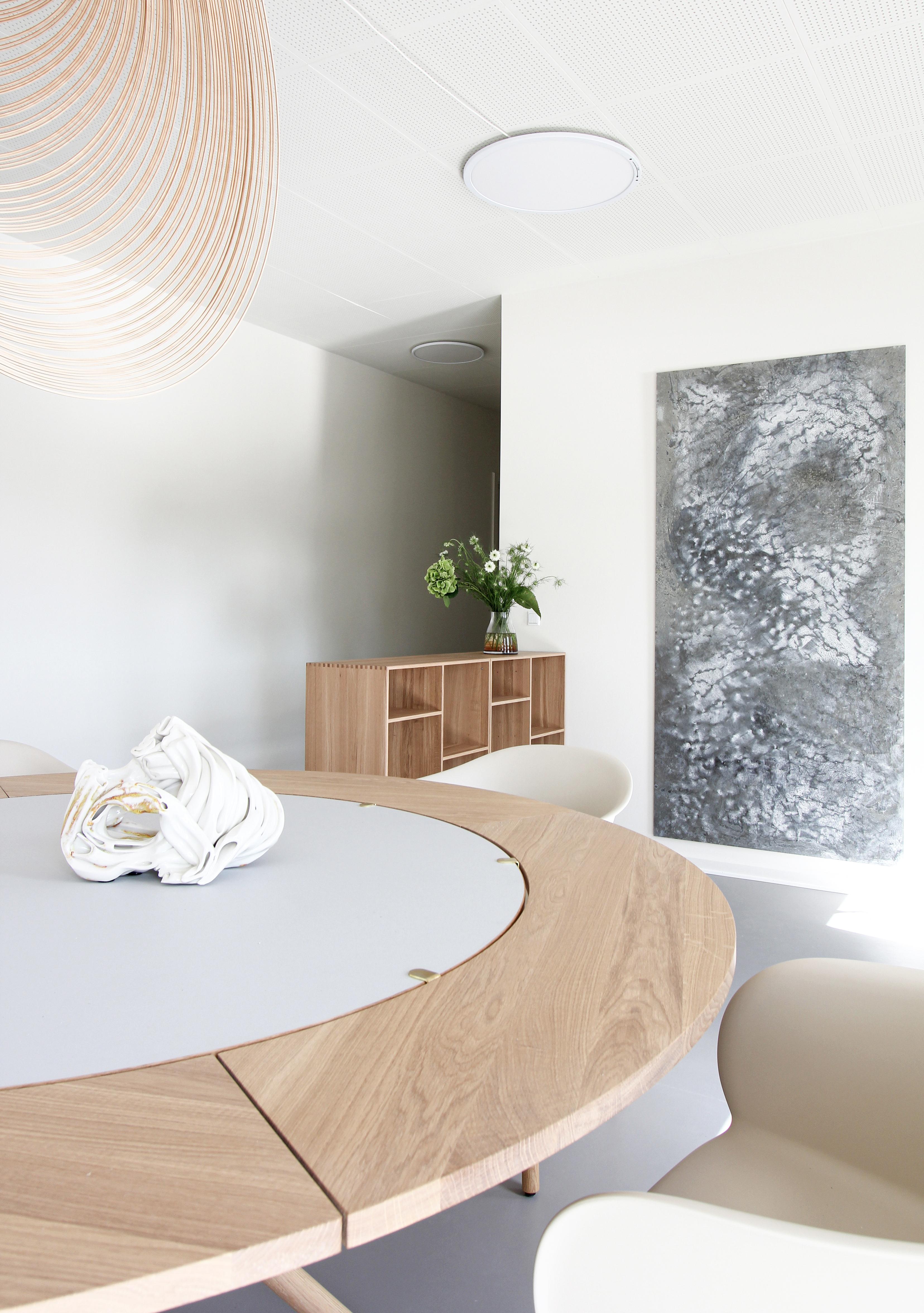 Mesa de comedor Hector con tablero de hormigón y patas de roble claro 120 by Eberhart Furniture en venta 3