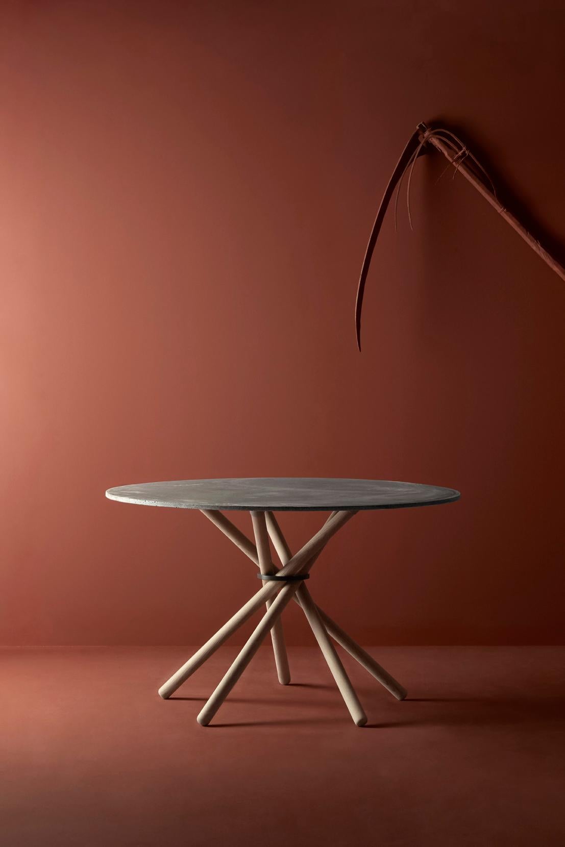 Mesa de comedor Hector con tablero de hormigón y patas de roble claro 120 by Eberhart Furniture
Dimensiones: P 120 x A 73 cm.
Materiales: Roble claro, hormigón claro, metal.

Disponible en otros acabados.
Disponible en 105, 120 o 140 cm. Póngase en