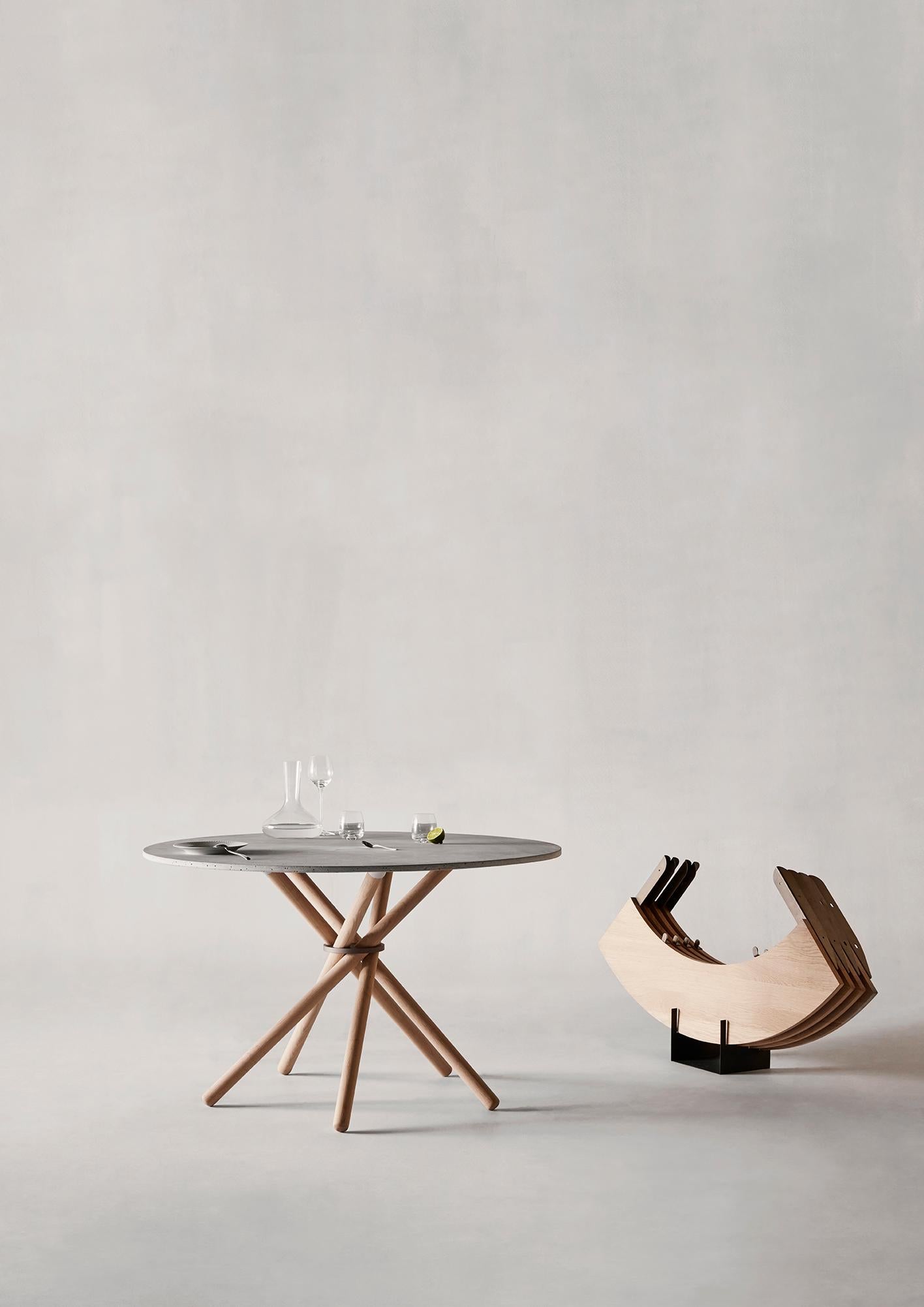 Mesa de comedor Hector con tablero de hormigón y patas de roble claro 120 by Eberhart Furniture Moderno en venta