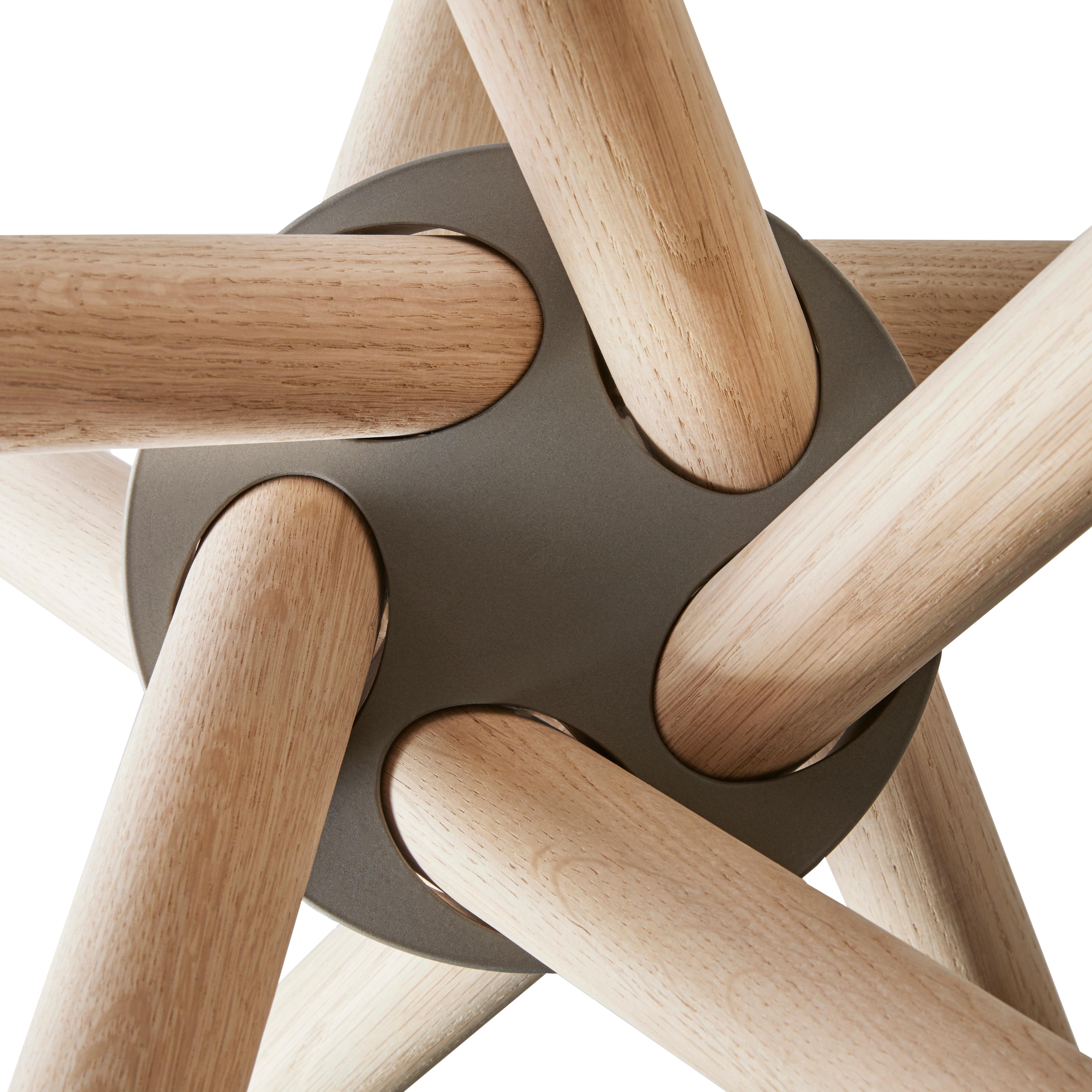 Mesa de comedor Hector con tablero de hormigón y patas de roble claro 120 by Eberhart Furniture Danés en venta