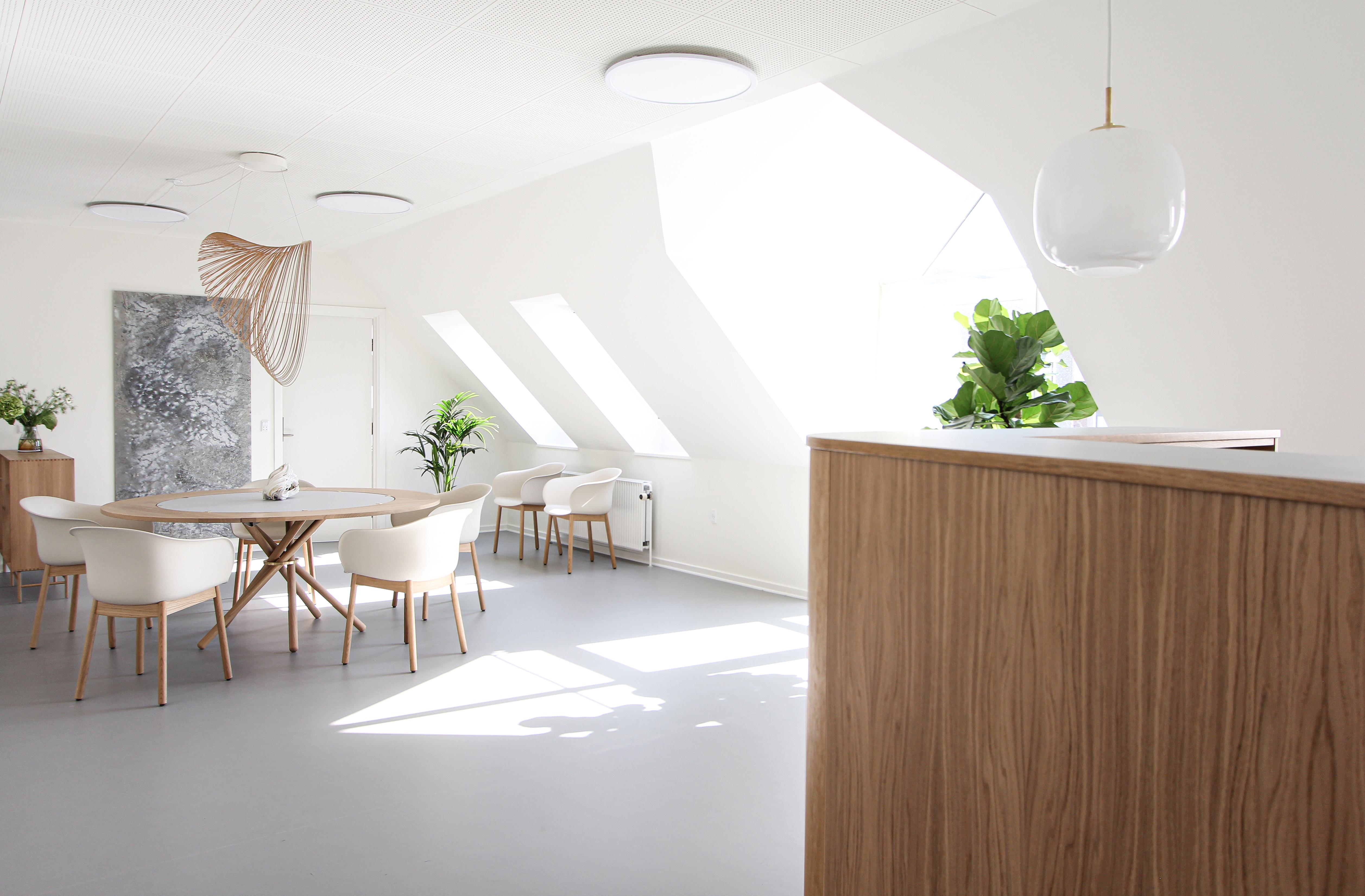 Mesa de comedor Hector con tablero de hormigón y patas de roble claro 120 by Eberhart Furniture Siglo XXI y contemporáneo en venta