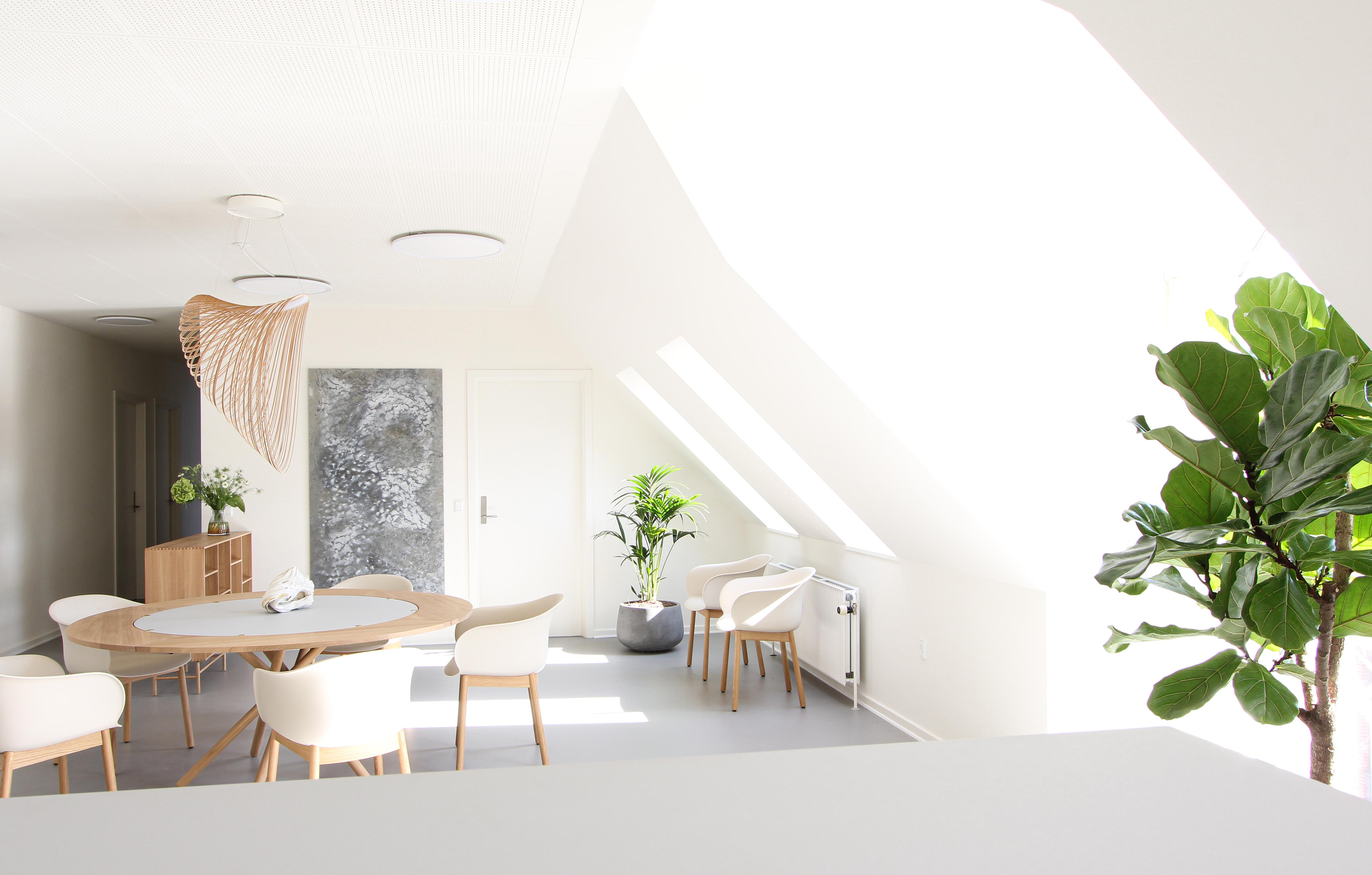 Mesa de comedor Hector con tablero de hormigón y patas de roble claro 120 by Eberhart Furniture Metal en venta