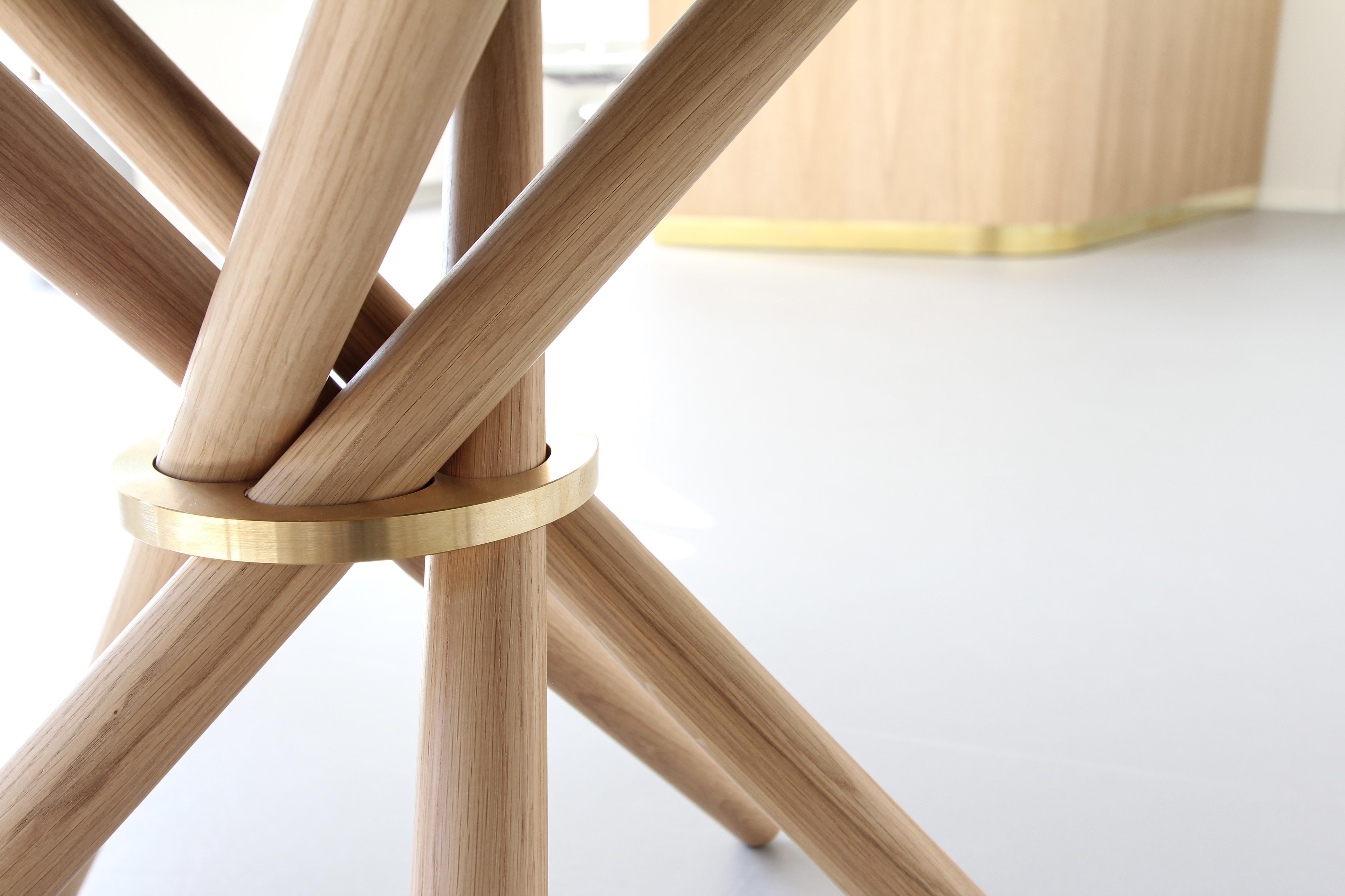 Mesa de comedor Hector con tablero de hormigón y patas de roble claro 120 by Eberhart Furniture en venta 1