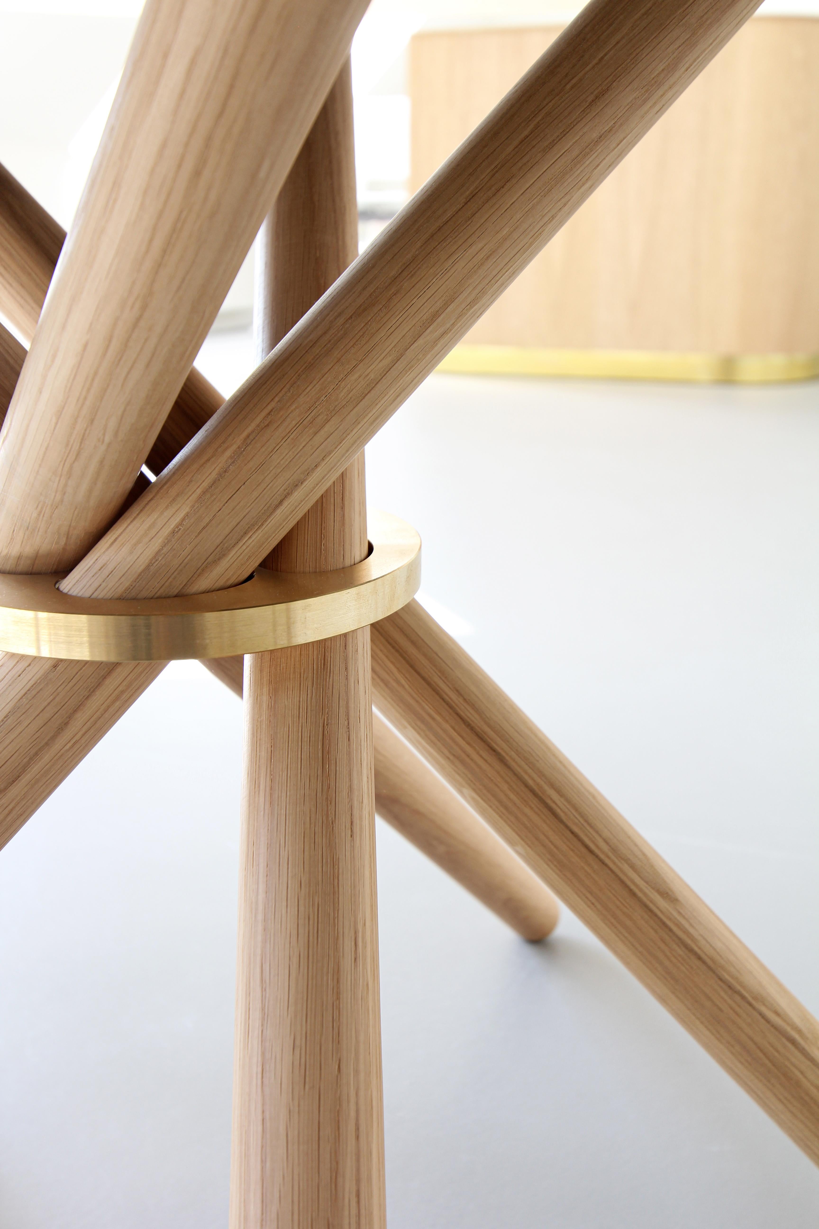 Mesa de comedor Hector con tablero de hormigón y patas de roble claro 120 by Eberhart Furniture en venta 2