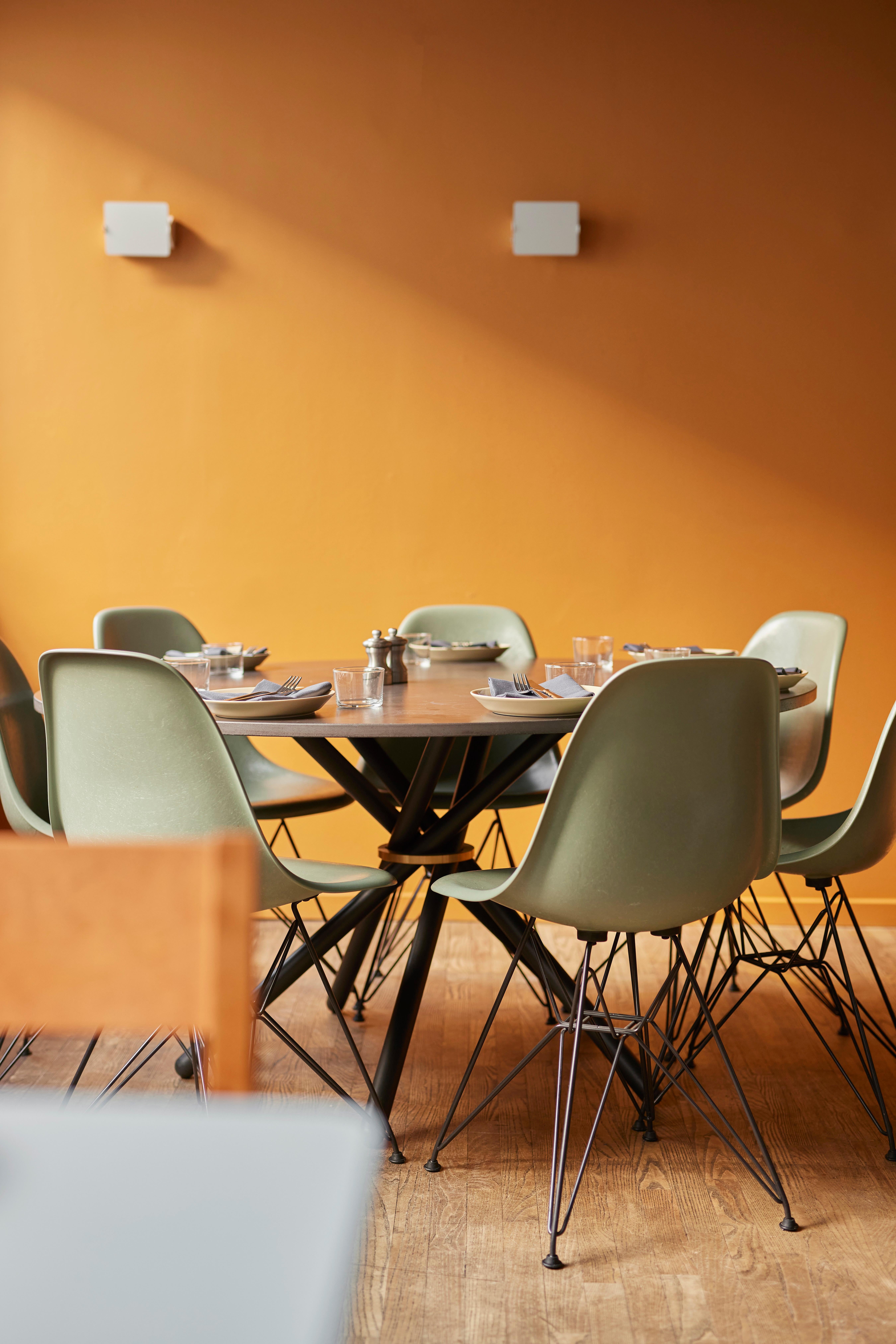 Tavolo da pranzo Hector con piano in cemento scuro e gambe in acciaio 140 di Eberhart Furniture
Dimensioni: D 140 x H 73 cm.
Materiali: Calcestruzzo scuro, acciaio.

Disponibile in altre finiture.
Disponibile in 105, 120 o 140 cm.