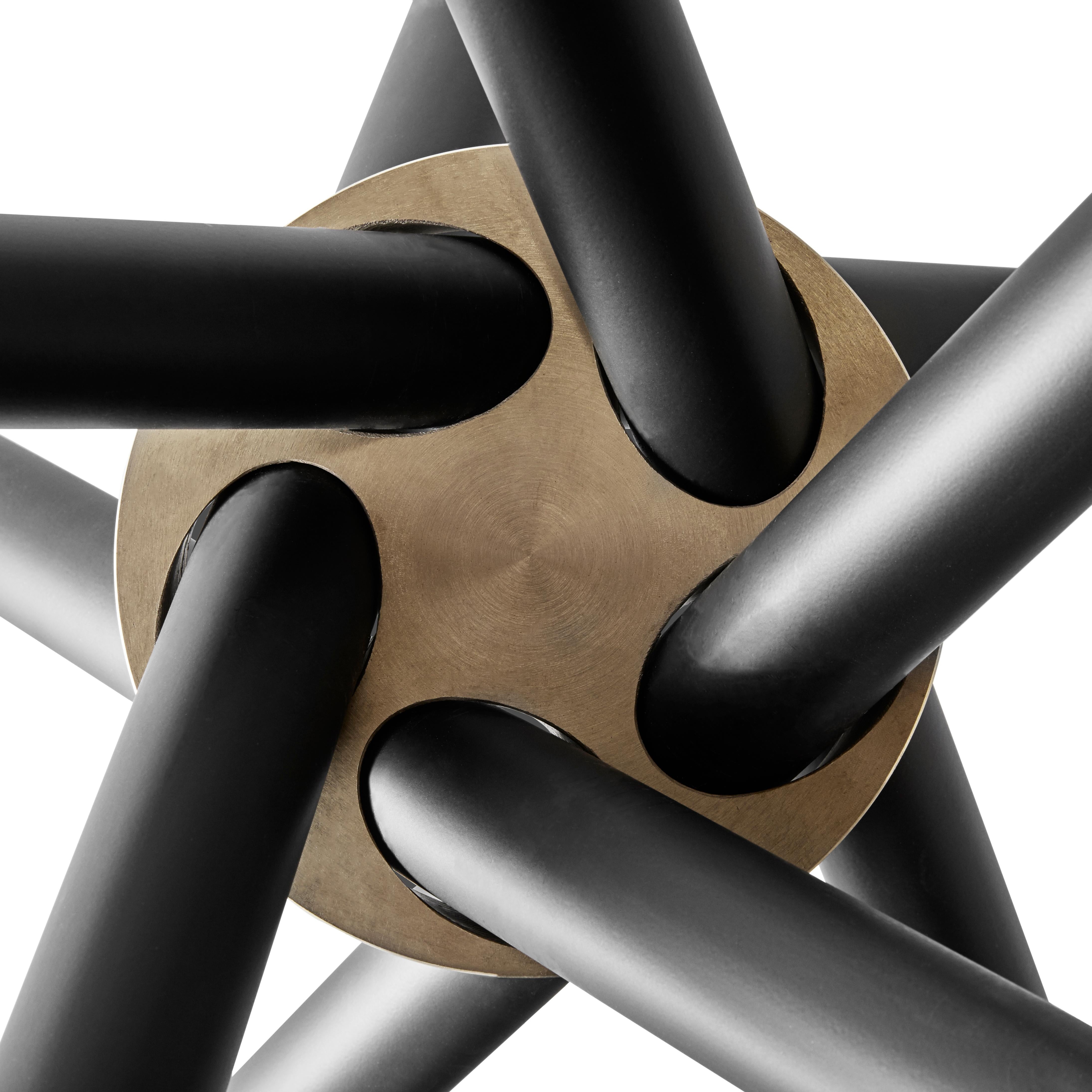 Moderno Tavolo da pranzo Hector con piano in cemento scuro e gambe in acciaio 140 di Eberhart Furniture in vendita