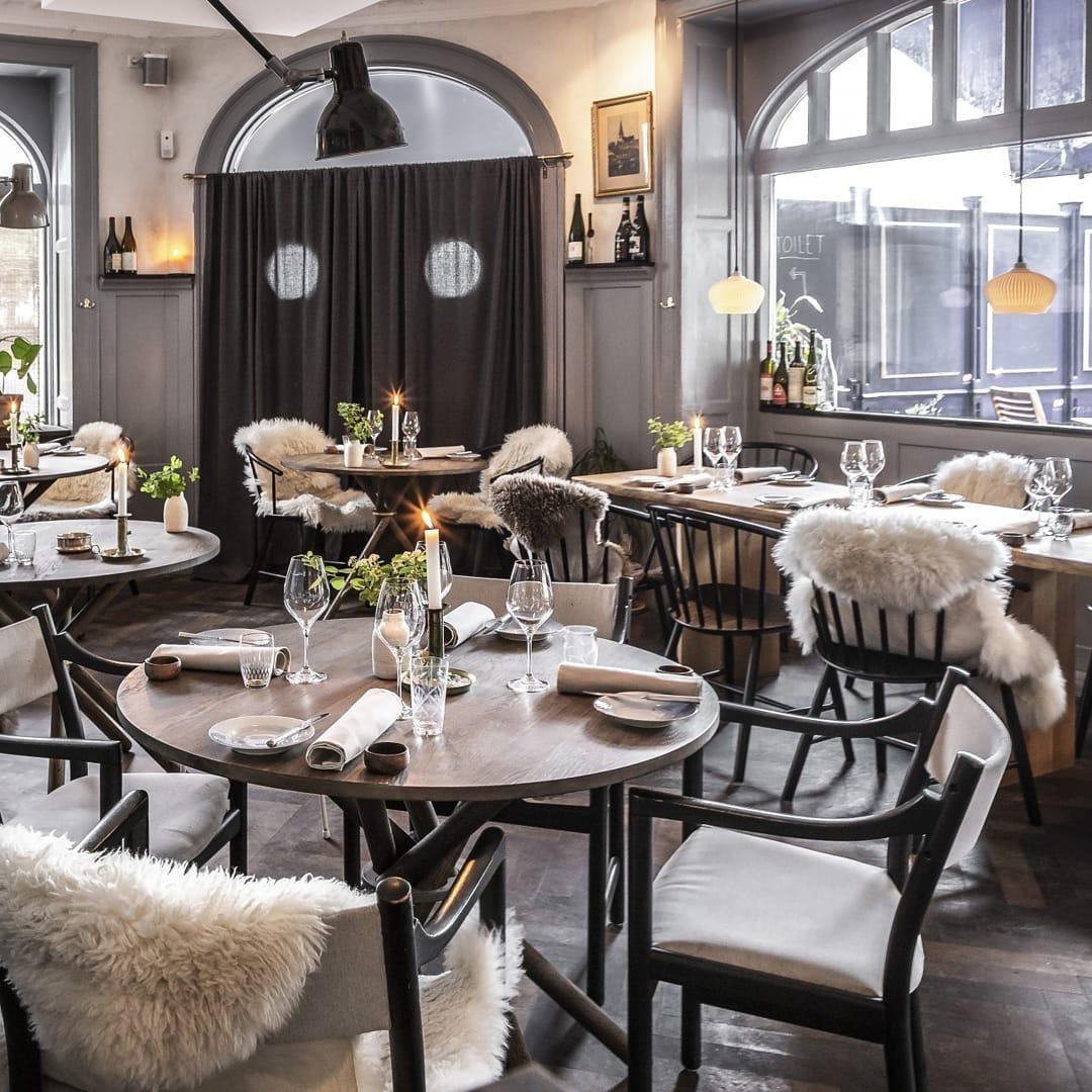 Hector Dark Oak Dining Table 105 by Eberhart Furniture Neuf - En vente à Geneve, CH