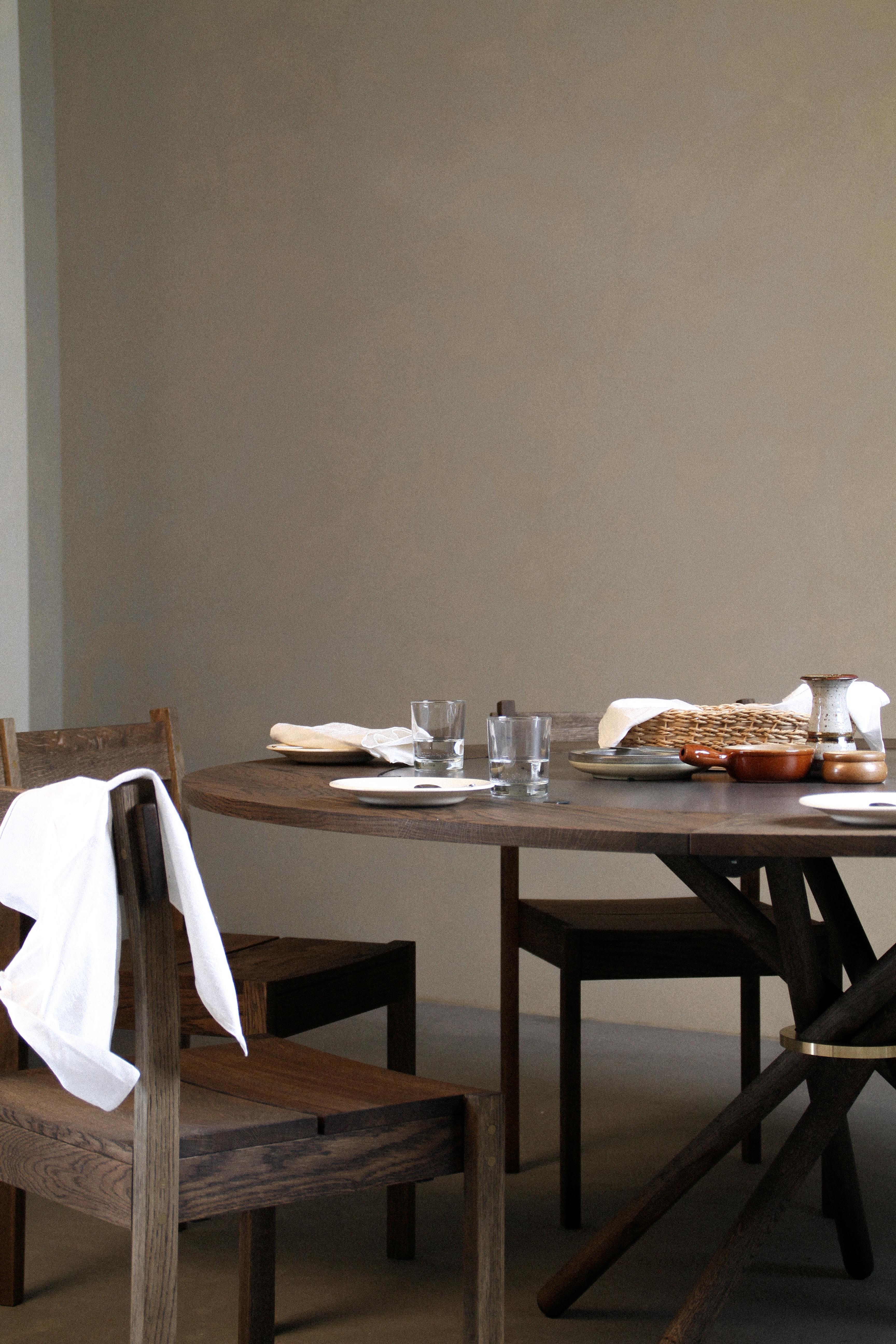 Tavolo da pranzo 120 Hector in Oak scuro di Eberhart Furniture In condizioni Nuovo in vendita a Geneve, CH