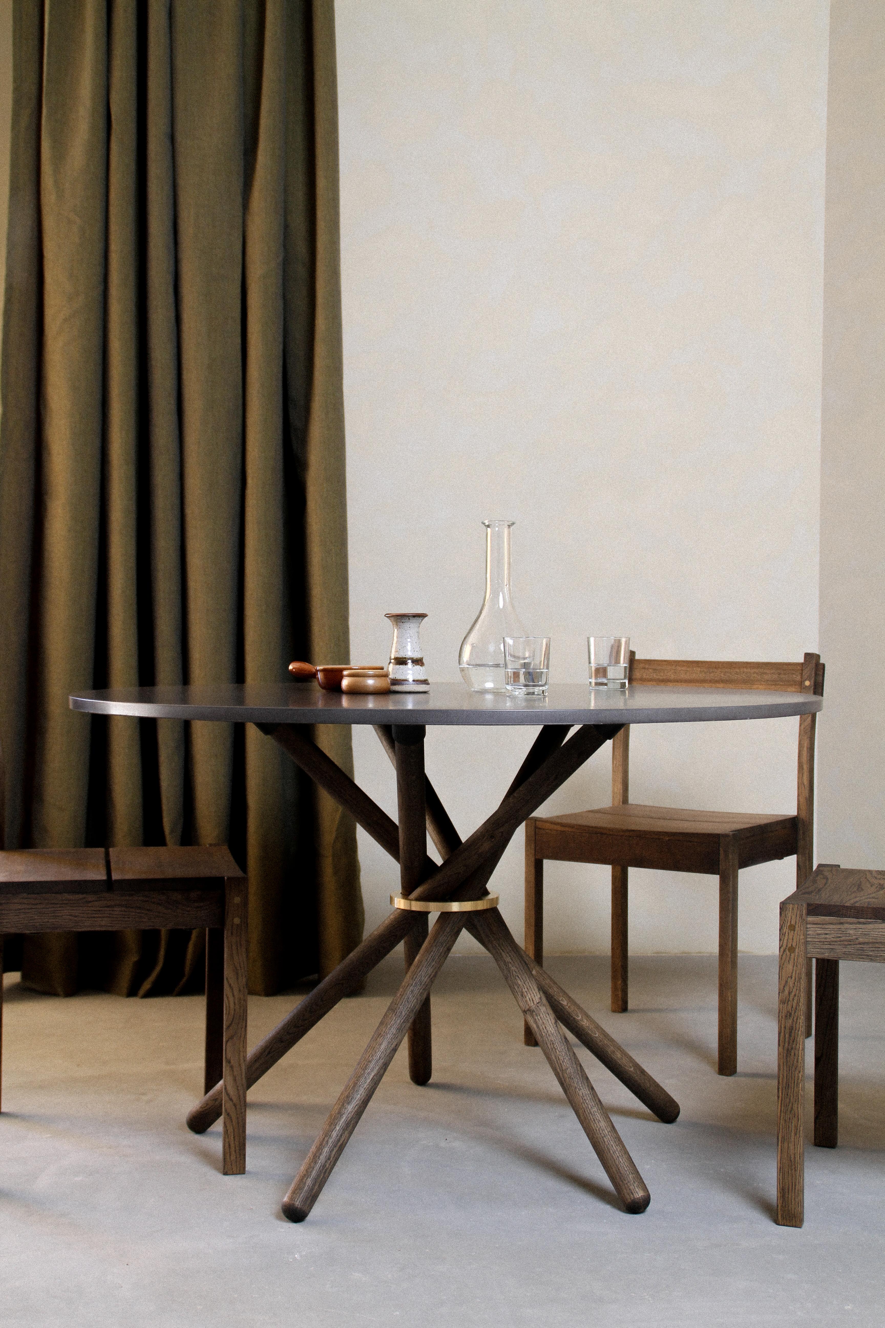 XXI secolo e contemporaneo Tavolo da pranzo 120 Hector in Oak scuro di Eberhart Furniture in vendita