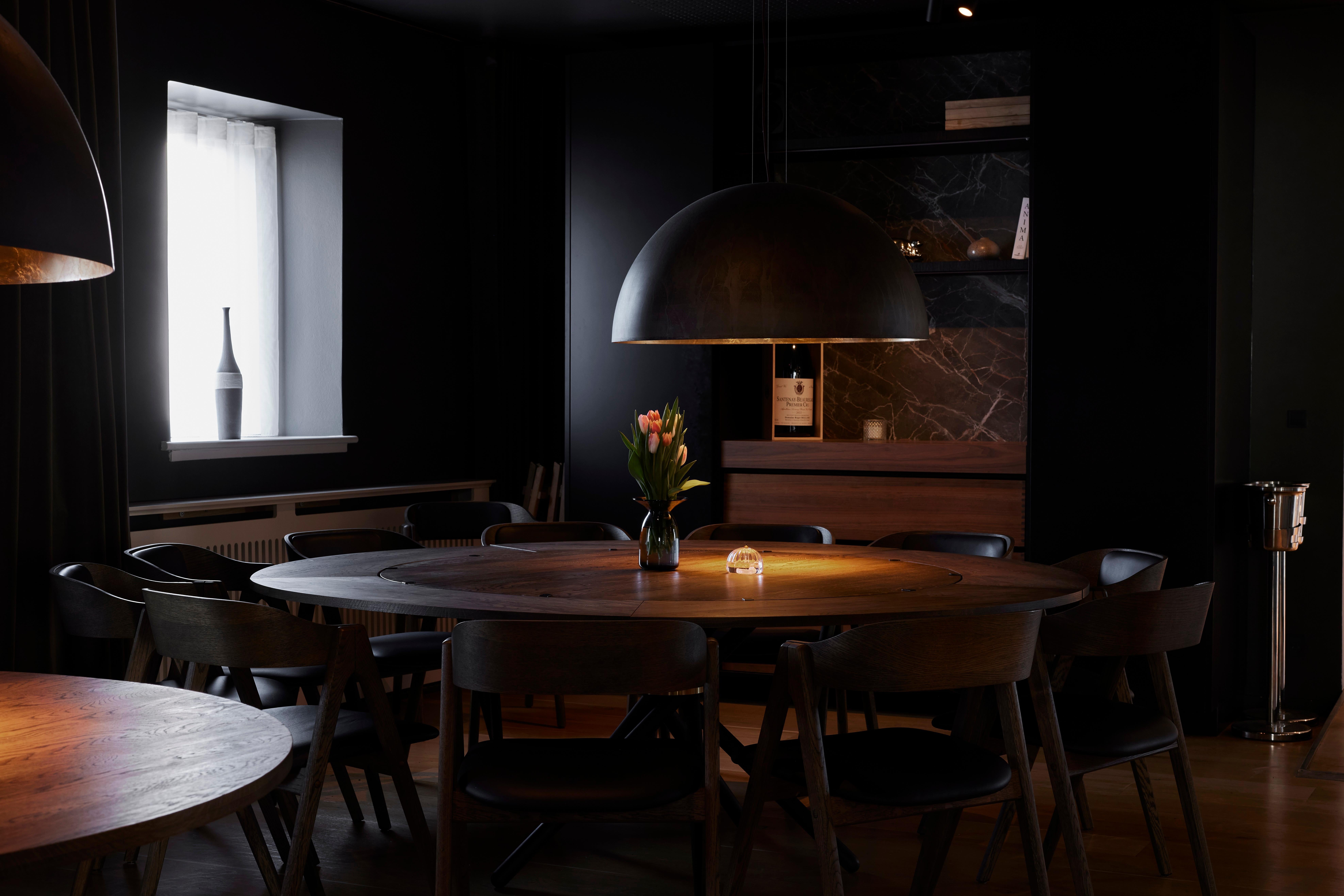 Hector Dark Oak Dining Table 140 by Eberhart Furniture
Dimensions: D 140 x H 73 cm.
Materials: Dark oak, metal.

Available in other finishes.
Available in 105, 120, or 140 cm. Please contact us.

Hector 140 – the largest dining table within our