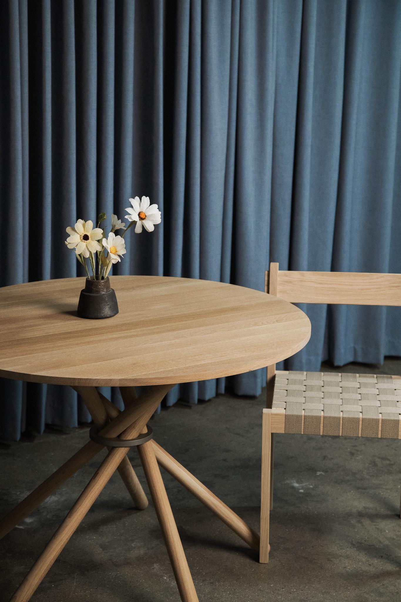 XXIe siècle et contemporain Hector Light Oak Dining Table 105 by Eberhart Furniture en vente