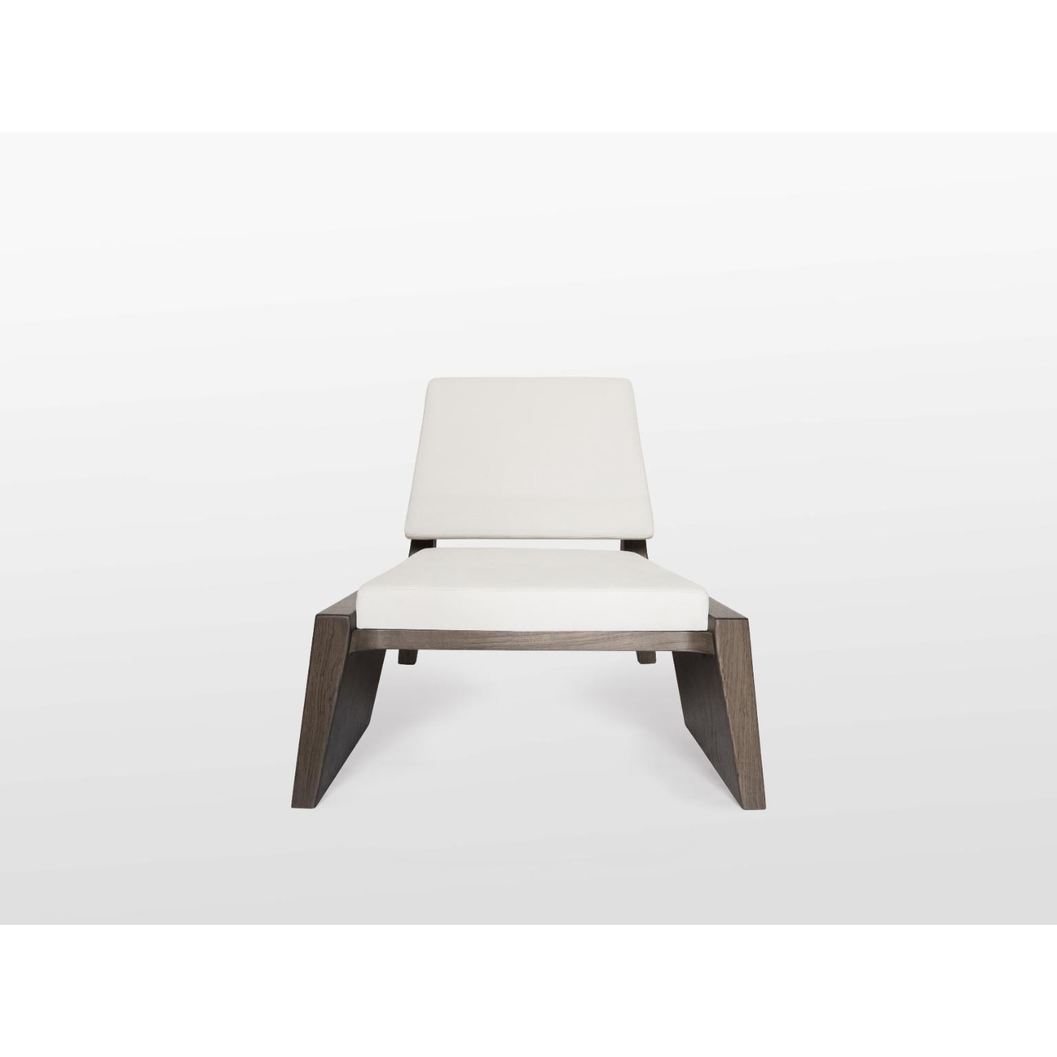 Chaise longue Hector en chêne teinté brun moyen et cuir nubuck par OZA Design
Dimensions : D 88 x L 80 x H 67 cm. SH : 45 cm.
MATERIAL : Chêne teinté brun moyen et cuir. 

Disponible en différentes options de matériaux et de finitions. Les prix