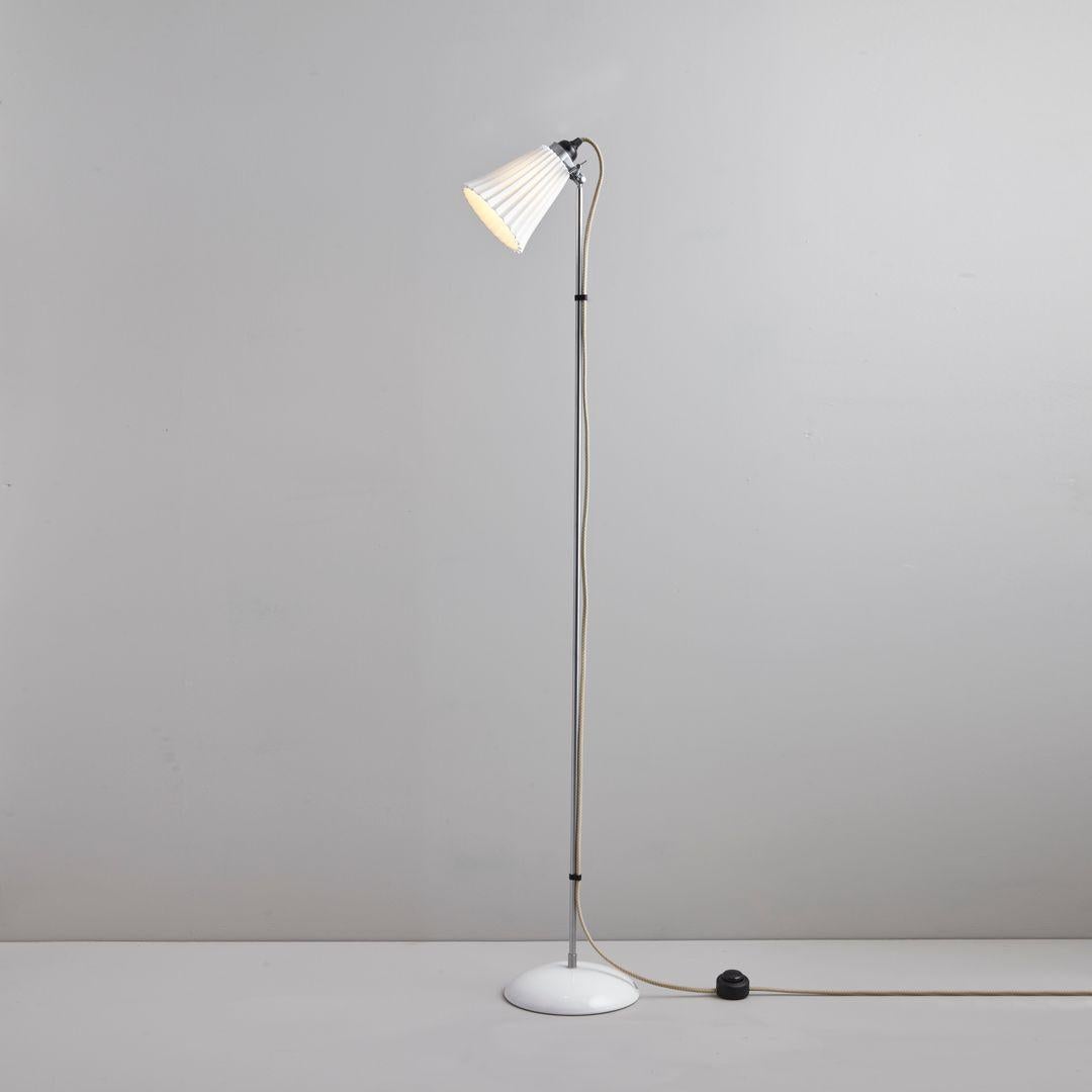 Una versione plissettata del design originale di Hector. La tonalità architettonica di Hector Pleat può essere regolata per concentrare la luce esattamente dove serve e si abbina magnificamente al nostro caratteristico cavo in cotone intrecciato.