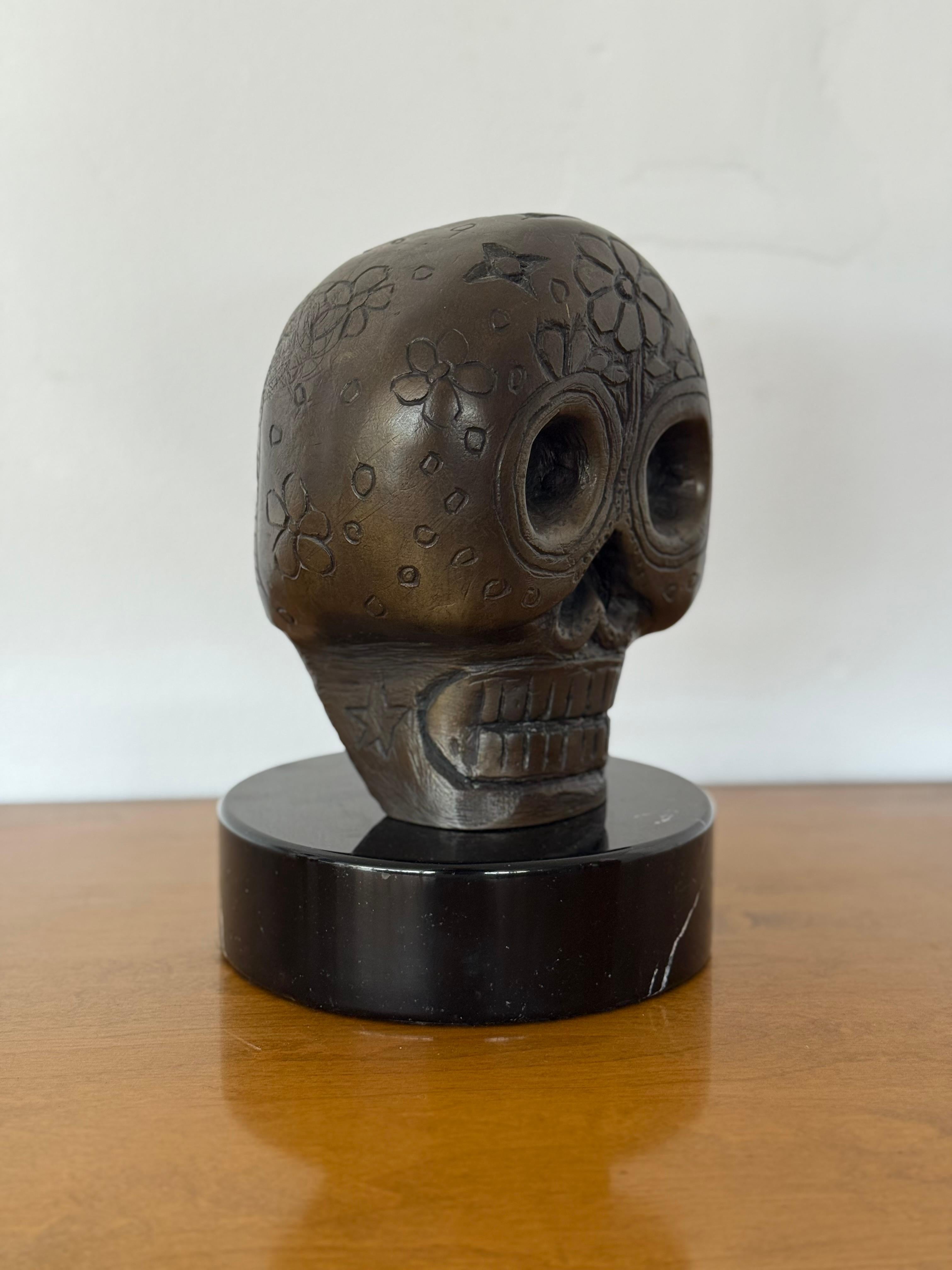 Dieser Bronzeschädel des Künstlers Hector Ruiz aus Arizona ist der Abguss einer Originalskulptur aus Stein, die zusätzlich mit Louis Vuitton-Logos verziert ist. Unter dem Titel 