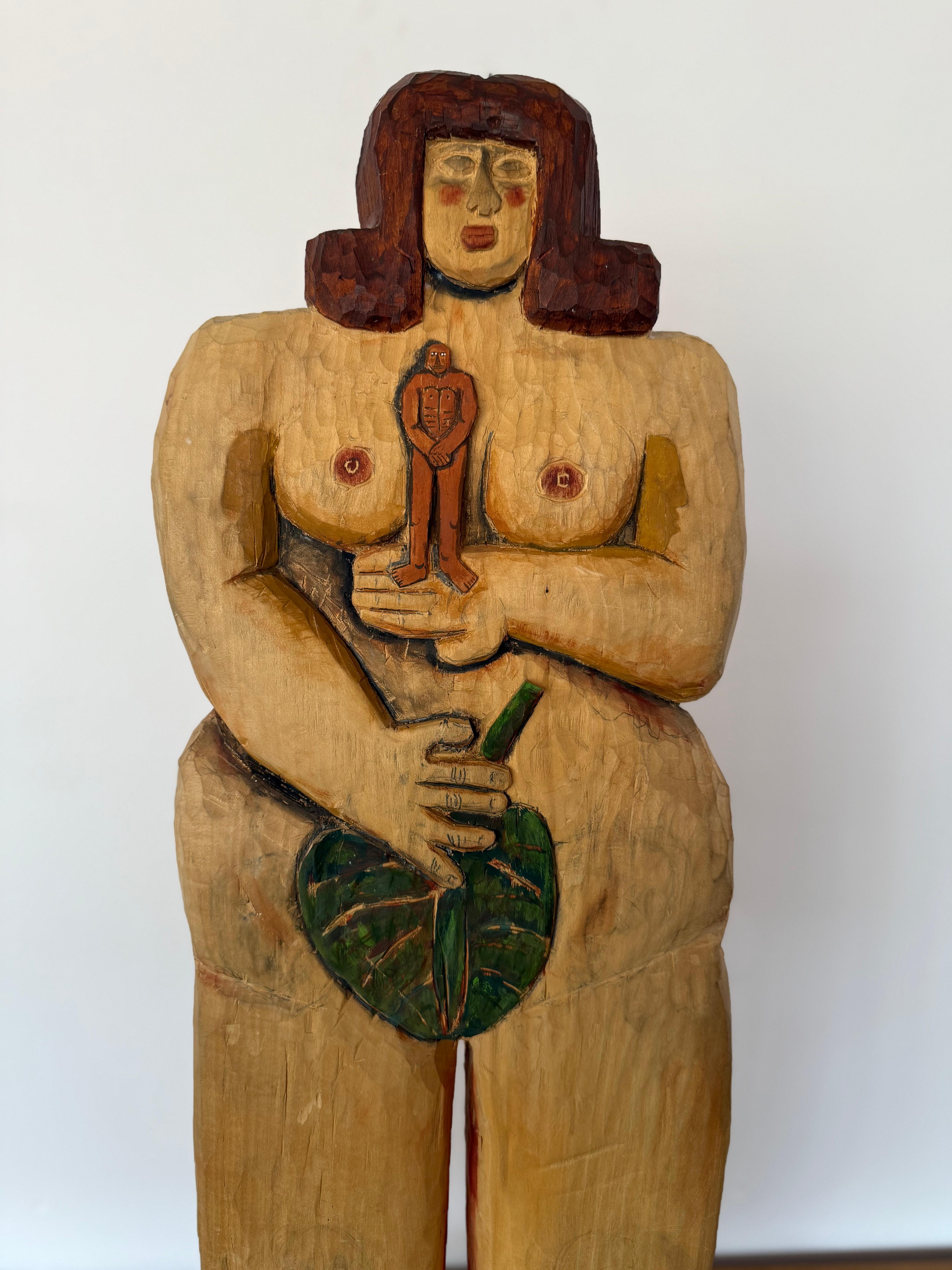 Diese handgeschnitzte Skulptur des Künstlers Hector Ruiz aus Arizona kann auf zwei verschiedene Arten interpretiert werden. Die eine Sichtweise zeigt eine erfolgreiche Frau, eine Führungspersönlichkeit, eine Chefin, einen CEO usw., die einem Mann