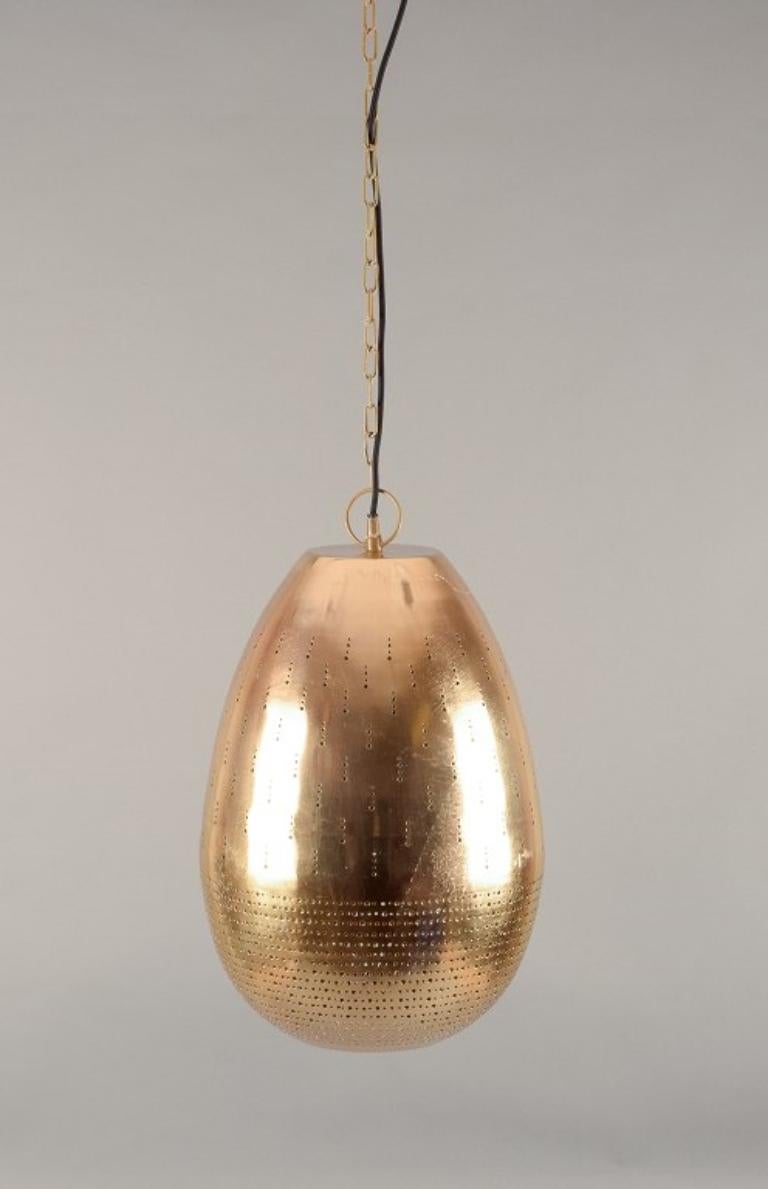 Hedemann, Denmark. Large ceiling lamp in brass.
Egg-shaped. Designed with circles.
In good condition with minor signs of use.
From the 2000s.
Label.
Dimensions: H 49.0 cm x D 33.0 cm.