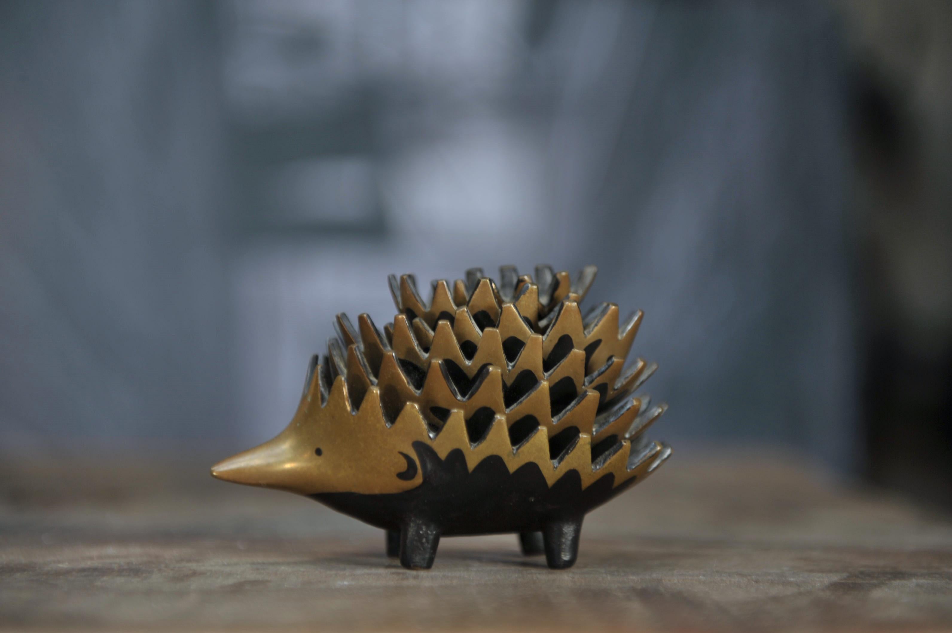 Hedgehog Bronze Ashtray by Walter Bosse, circa 1950 In Good Condition For Sale In Roubaix, FR