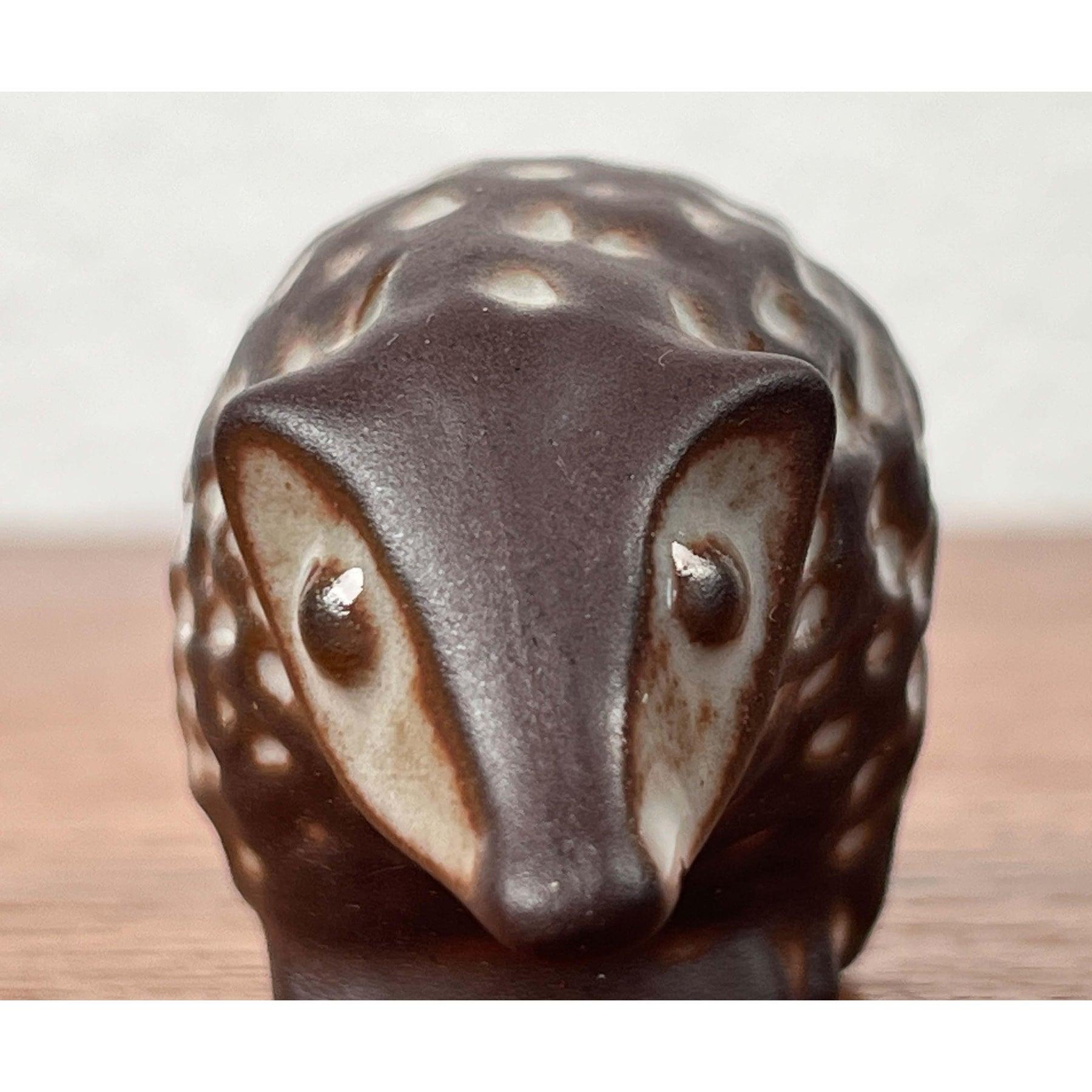 Figurine de hérisson en poterie de studio danoise du milieu du siècle par Marianne Starck pour Michael Andersen Keramik, Bornholm, années 1960, en très bon état. Conçue de 1960 à 1969 Cette pièce porte une marque d'attribution,

Informations