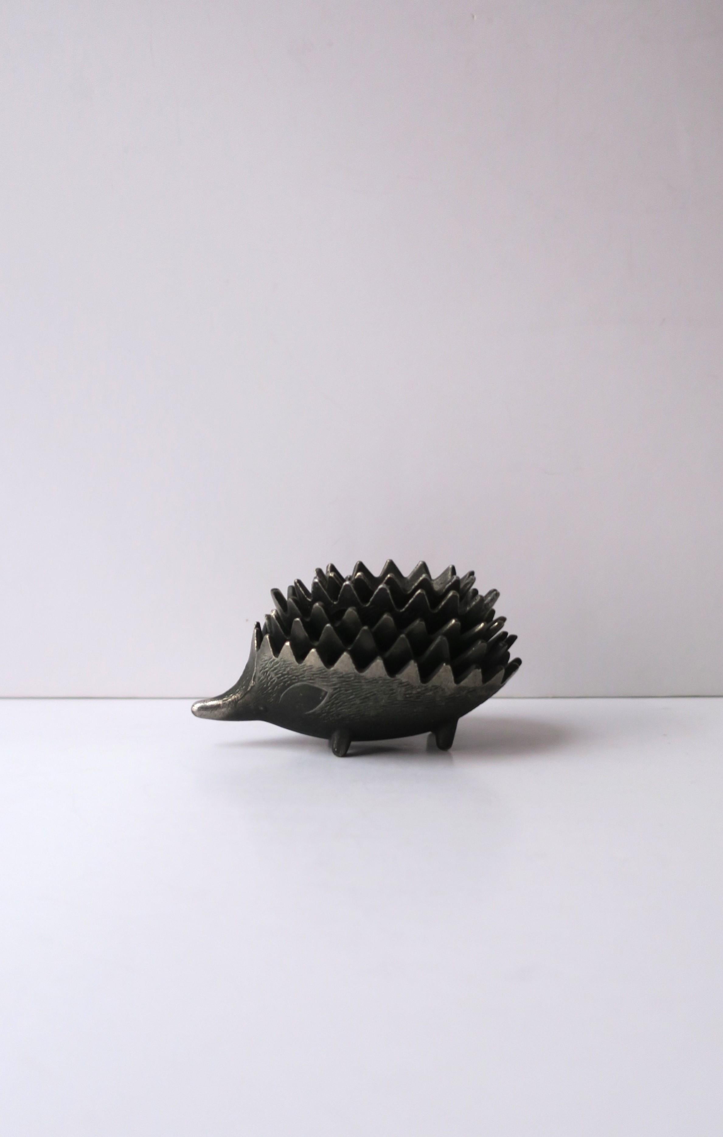 Hedgehog-Metallschalen-Objekt oder Aschenbecher-Set im Stil des Künstlers Walter Bosse (Moderne der Mitte des Jahrhunderts) im Angebot