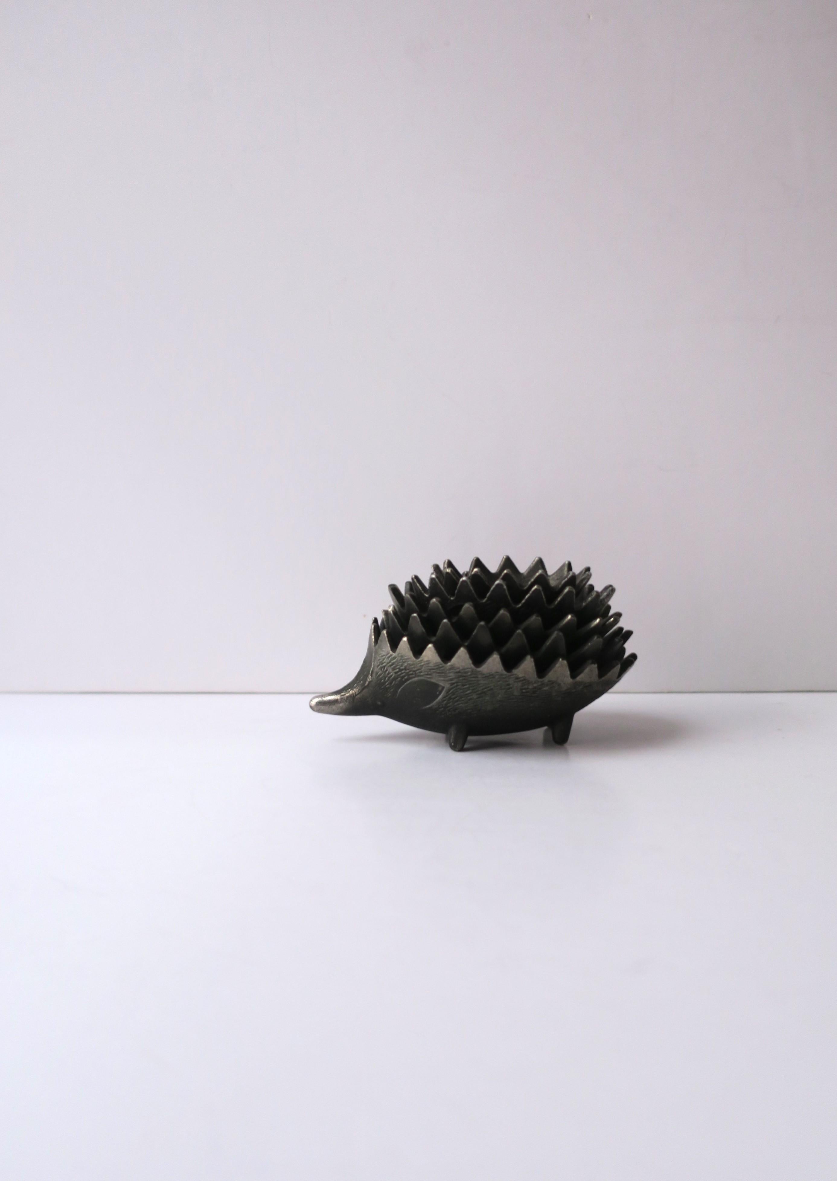 Hedgehog-Metallschalen-Objekt oder Aschenbecher-Set im Stil des Künstlers Walter Bosse (Österreichisch) im Angebot