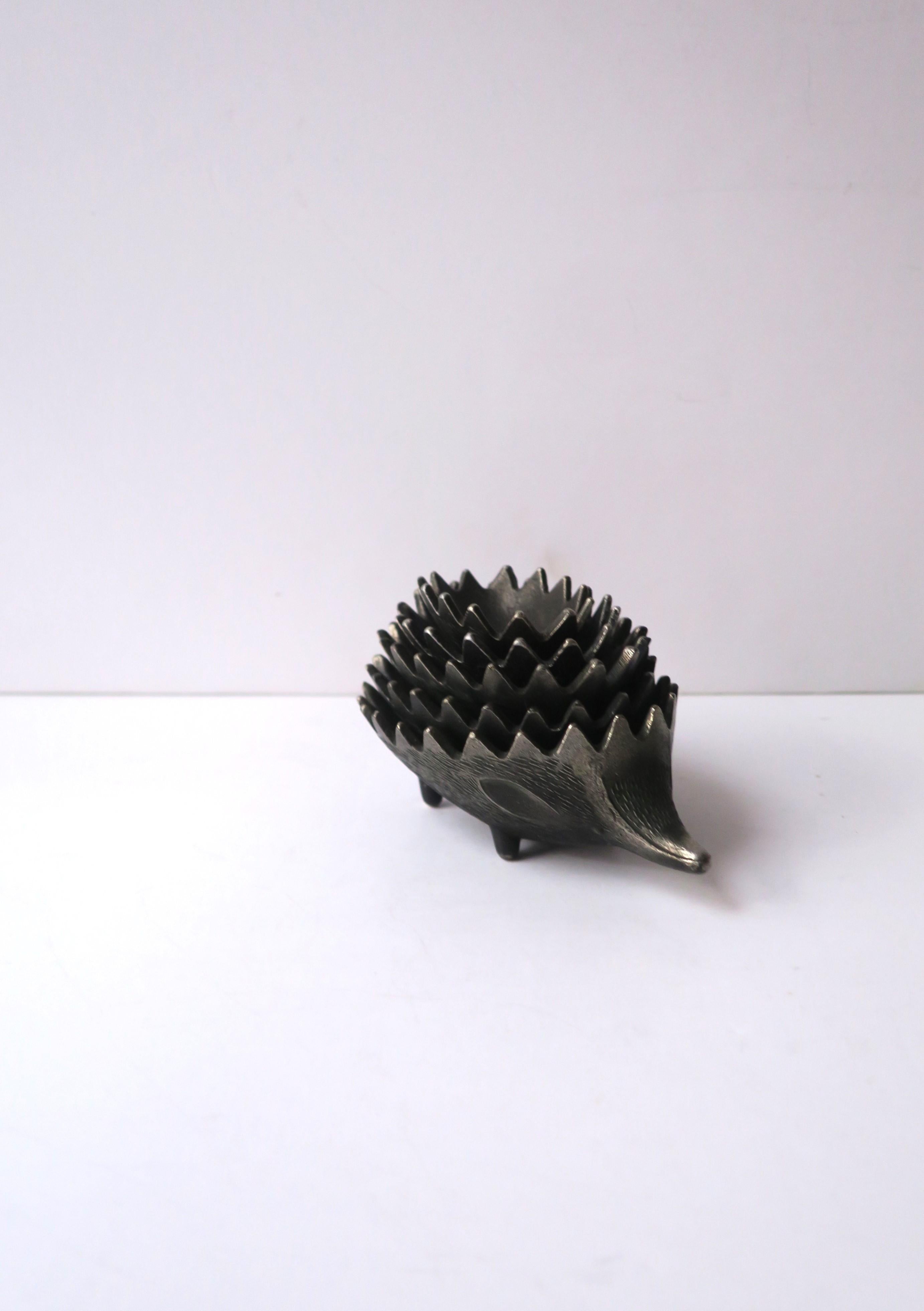 Hedgehog-Metallschalen-Objekt oder Aschenbecher-Set im Stil des Künstlers Walter Bosse im Zustand „Gut“ im Angebot in New York, NY