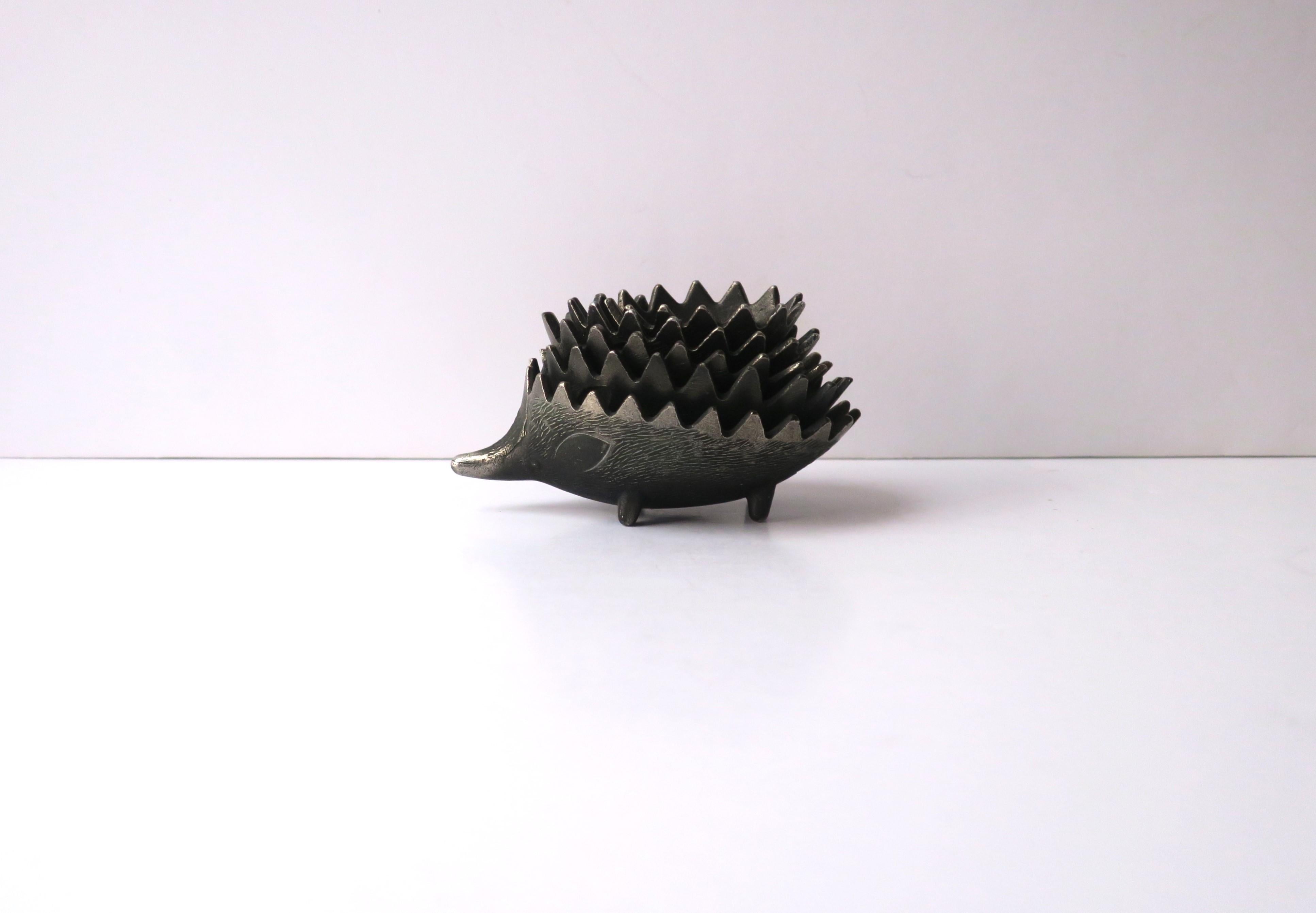 Hedgehog-Metallschalen-Objekt oder Aschenbecher-Set im Stil des Künstlers Walter Bosse (20. Jahrhundert) im Angebot