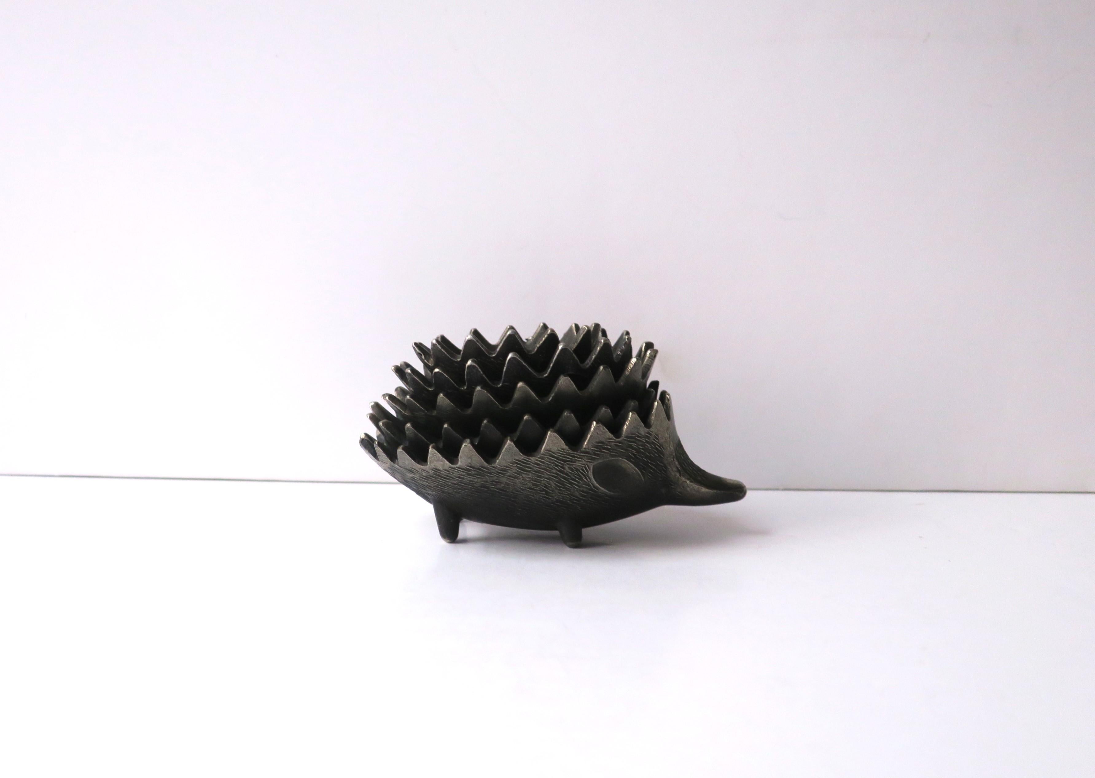 Métal Ensemble de bols en métal Hedgehog dans le style de l'artiste Walter Bosse en vente