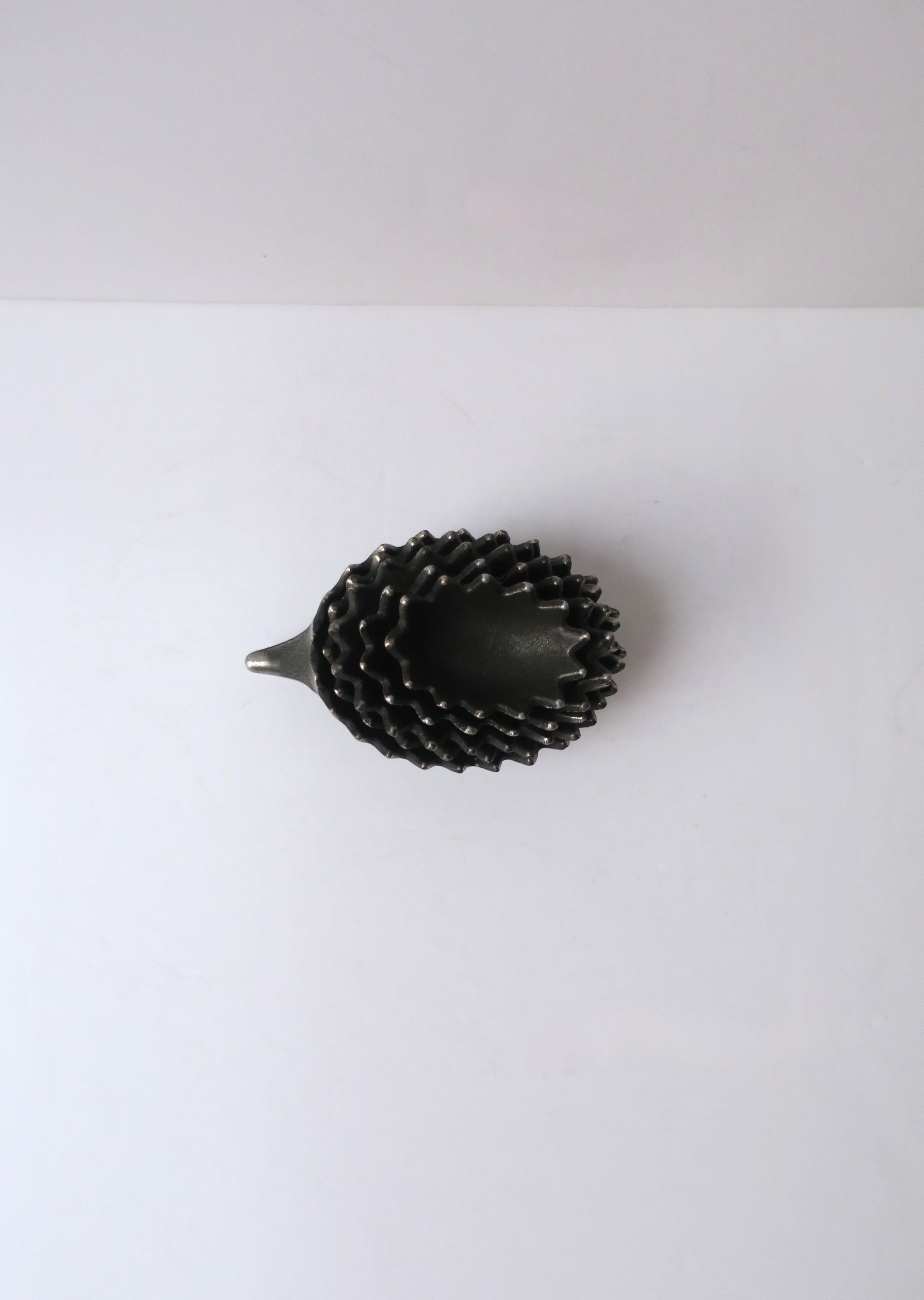 Hedgehog-Metallschalen-Objekt oder Aschenbecher-Set im Stil des Künstlers Walter Bosse im Angebot 2