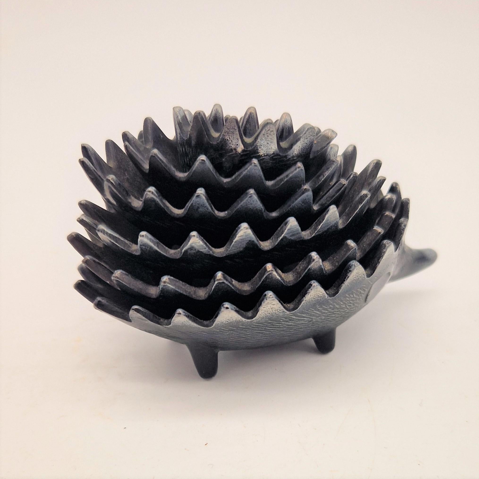 Mid-Century moderno Set di posacenere Hedgehog in ottone di Walter Bosse per Herta Baller, 1955, Set di 6 in vendita