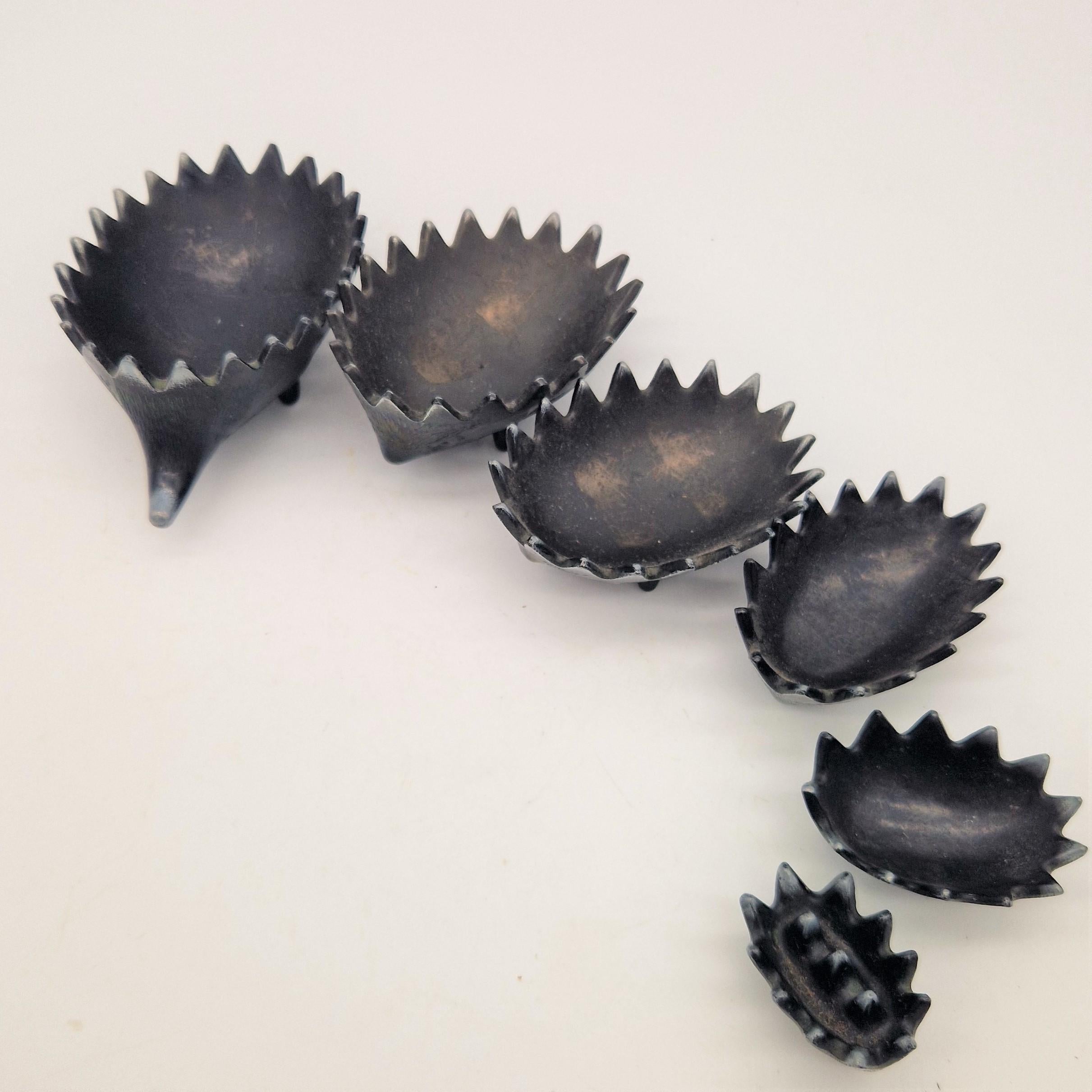 Set di posacenere Hedgehog in ottone di Walter Bosse per Herta Baller, 1955, Set di 6 In condizioni ottime in vendita a CADALSO, ES
