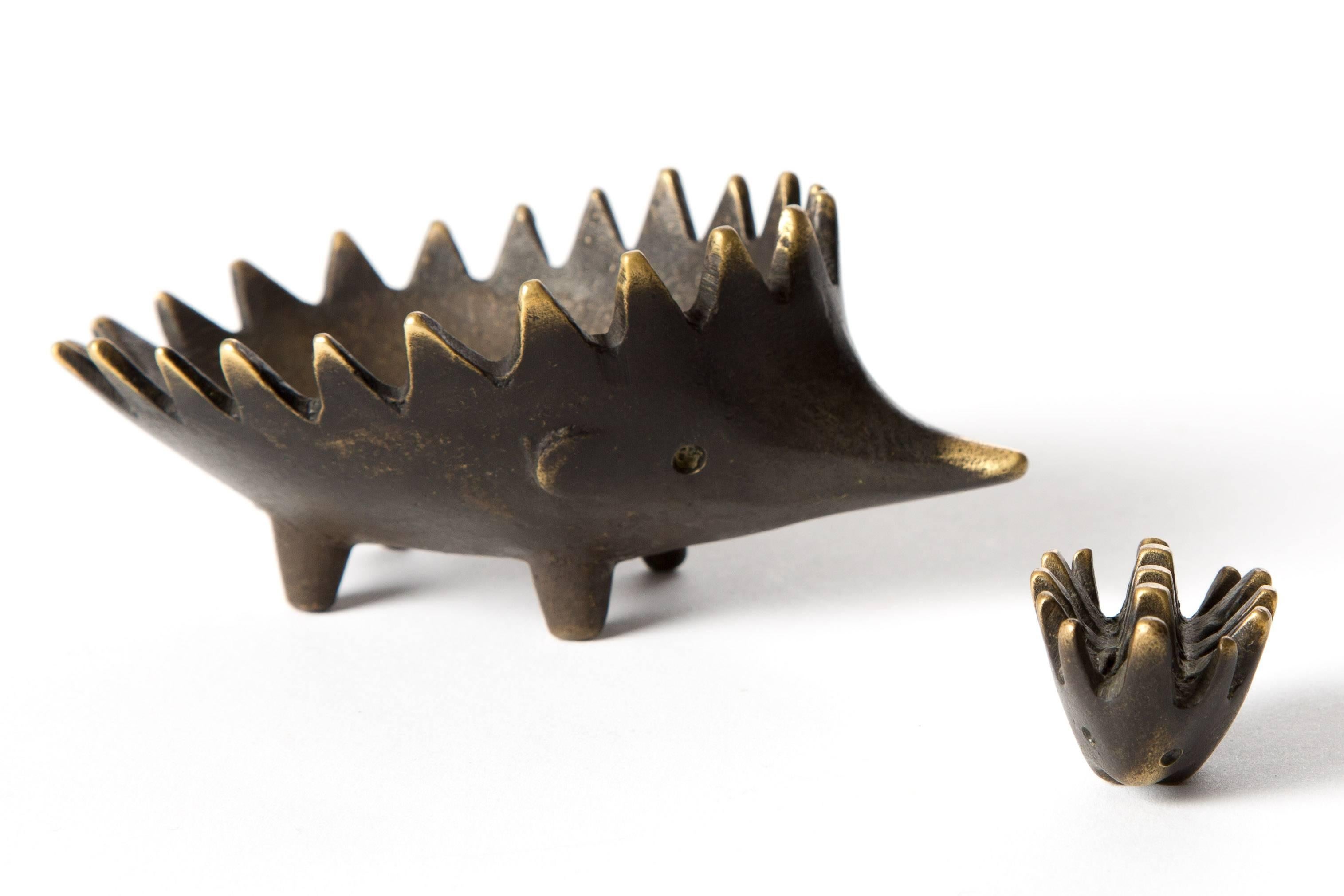 Hedgehog with her kids in bronze. The mother and kids have a very nice patina. Many years petted by hands. It is a heavy set and nice to play with. The little kid is very strong and thick. Originally made as a set of ashtrays! 

Handcrafted in