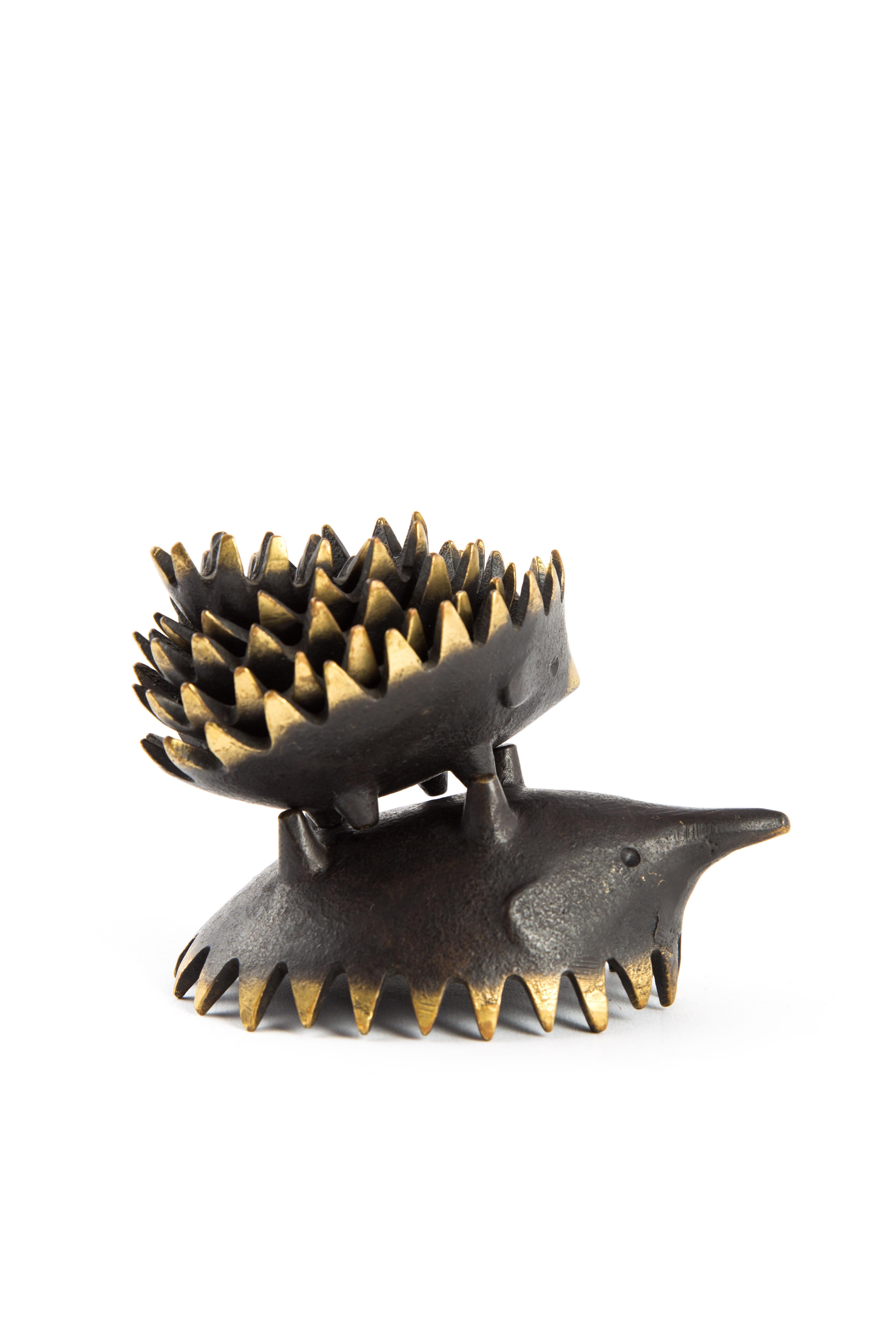 Hedgehog with her kids in bronze. The mother and kids have a very nice patina. Many years petted by hands. It is a heavy set and nice to play with. The little kid is very strong and thick. Originally made as a set of ashtrays! 

Handcrafted in